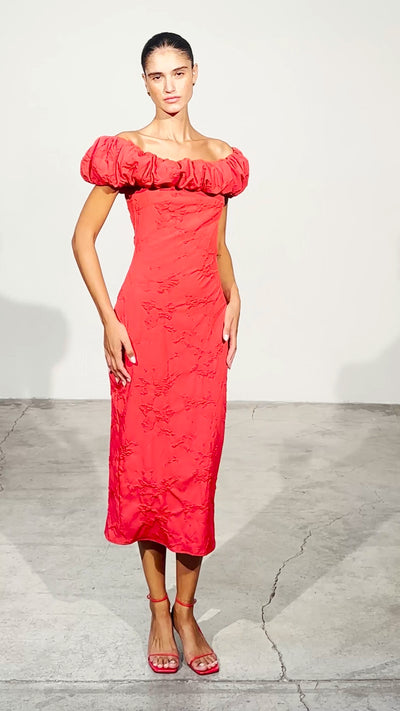JULIETA RED - Vestido bardot volante estructurado, perfecto para invitadas de boda y fiesta spring summer. MIOH es la marca que eligen las influencers de España para sus eventos, como bodas y fiestas