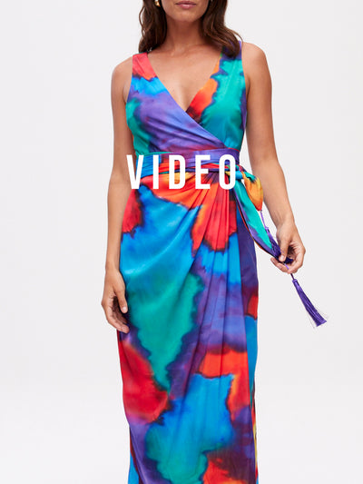 mioh | MARASUSA TIEDYE - Vestido wrap midi tirantes print tiedye para invitada de boda, fiesta y evento. Tendencia vestidos invitada Primavera Verano 2024. MIOH la marca española de vestidos más de moda