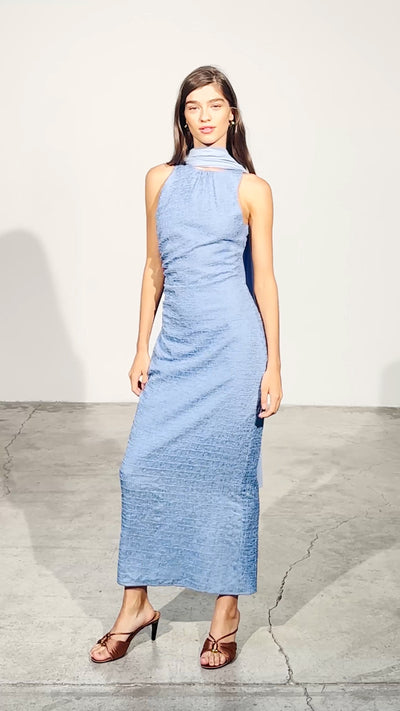 MERCUTIO BLUE - Vestido midi azul celeste (icy blue), para invitadas de boda, fiesta y eventos de primvera y verano. MIOH es la marca española de vestidos de fiesta para invitadas de boda más de moda en España