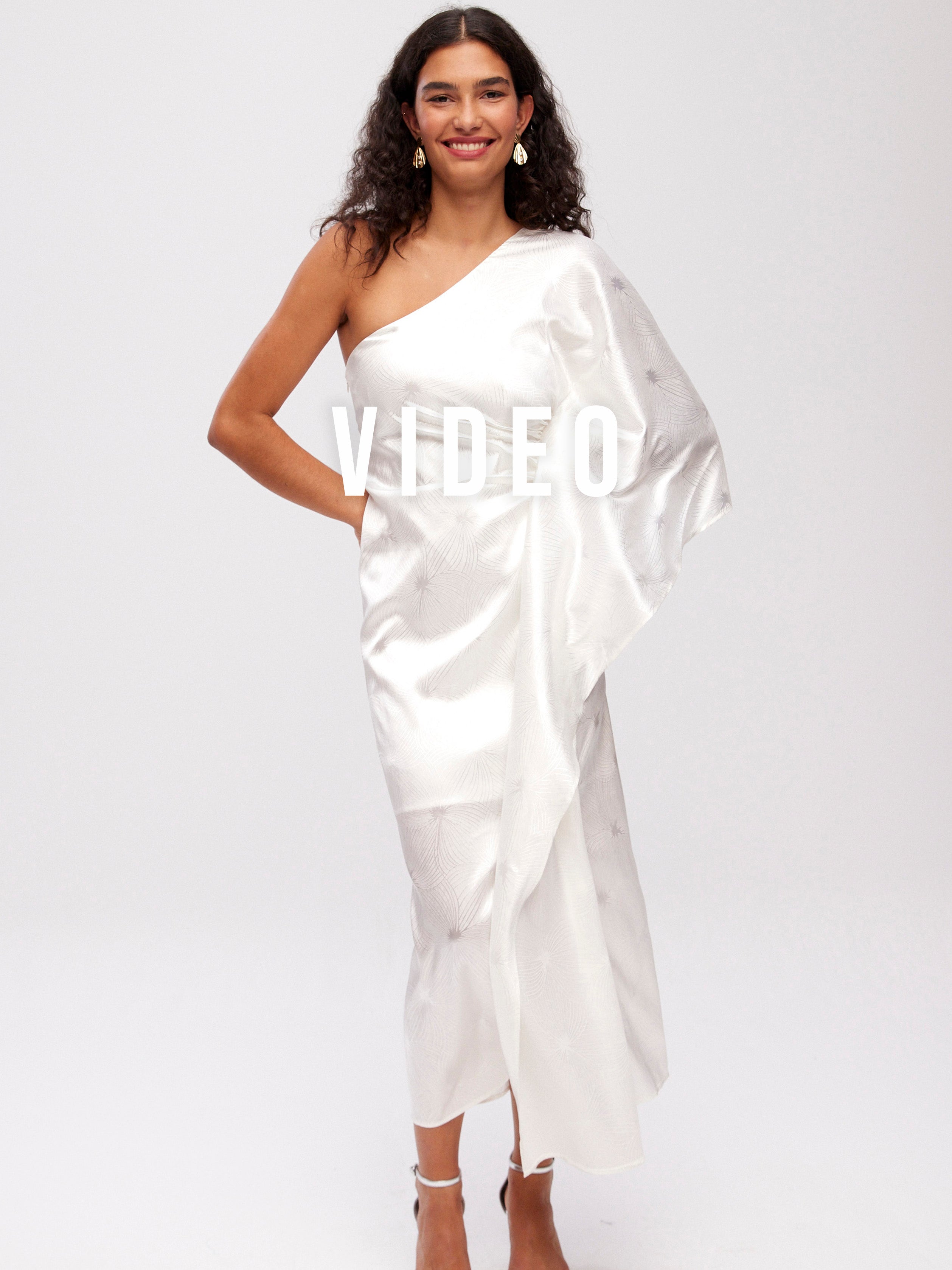 mioh | SANREMO WHITE - Vestido midi jacquard blanco con con manga capa para novia o fiesta de blanco. Modelo elegante en un precioso jacquard blanco. Vestido de novia SS24 de MIOH. Los eventos de blanco de esta temporada Primavera Verano 24 se visten de MIOH. Marca española de vestidos de novia.