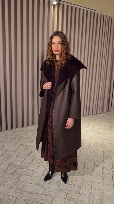 FACTORY LEATHER - Abrigo largo reversible ecopiel - Marrón, descubre los abrigos de invitada de boda de MIOH, marca española de moda en 2026