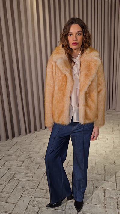 FREEWAY HONEY - Abrigo corto faux fur - Miel, abrigos y chaquetones diseñados en España por MIOH para la invitada perfecta