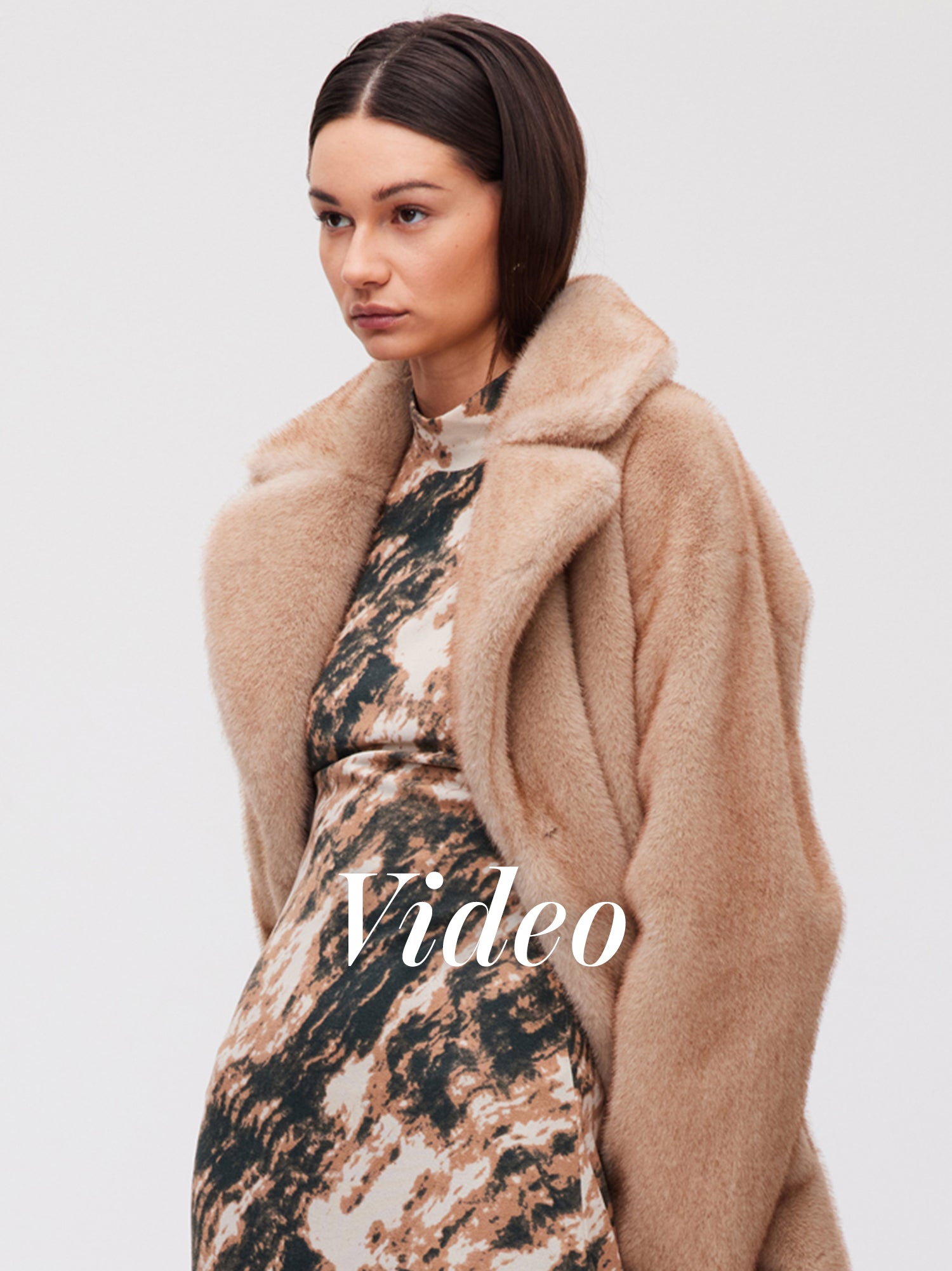 mioh | PLAYGROUND BEIGE - Abrigo beige faux fur + TOWER MARBLE - Vestido de punto estampado