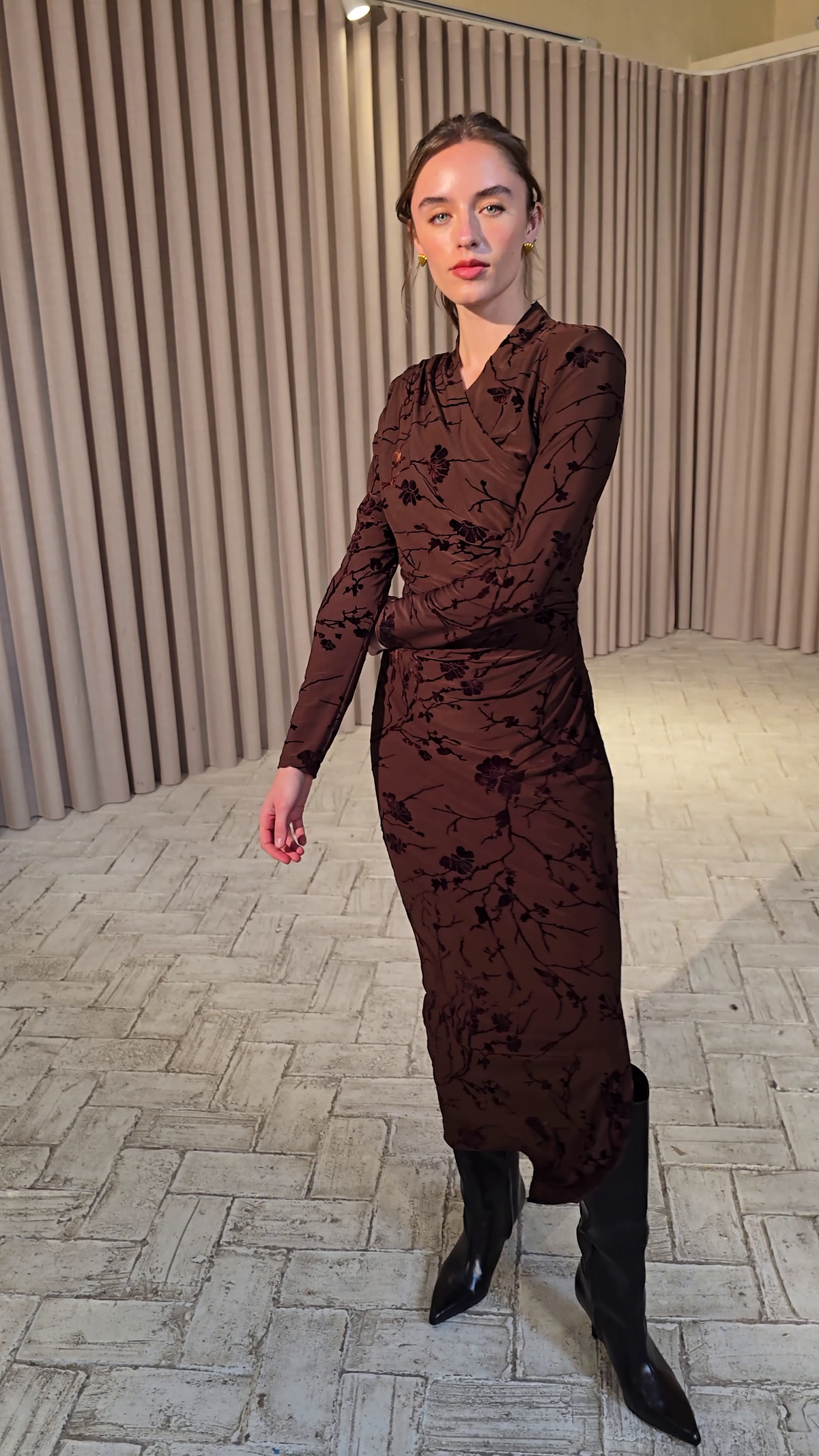 GLAZE BROWN - Vestido midi cuello cruzado flocado marrón, el look de invitada perfecta firmado por MIOH, marca española de vestidos de fiesta y de boda
