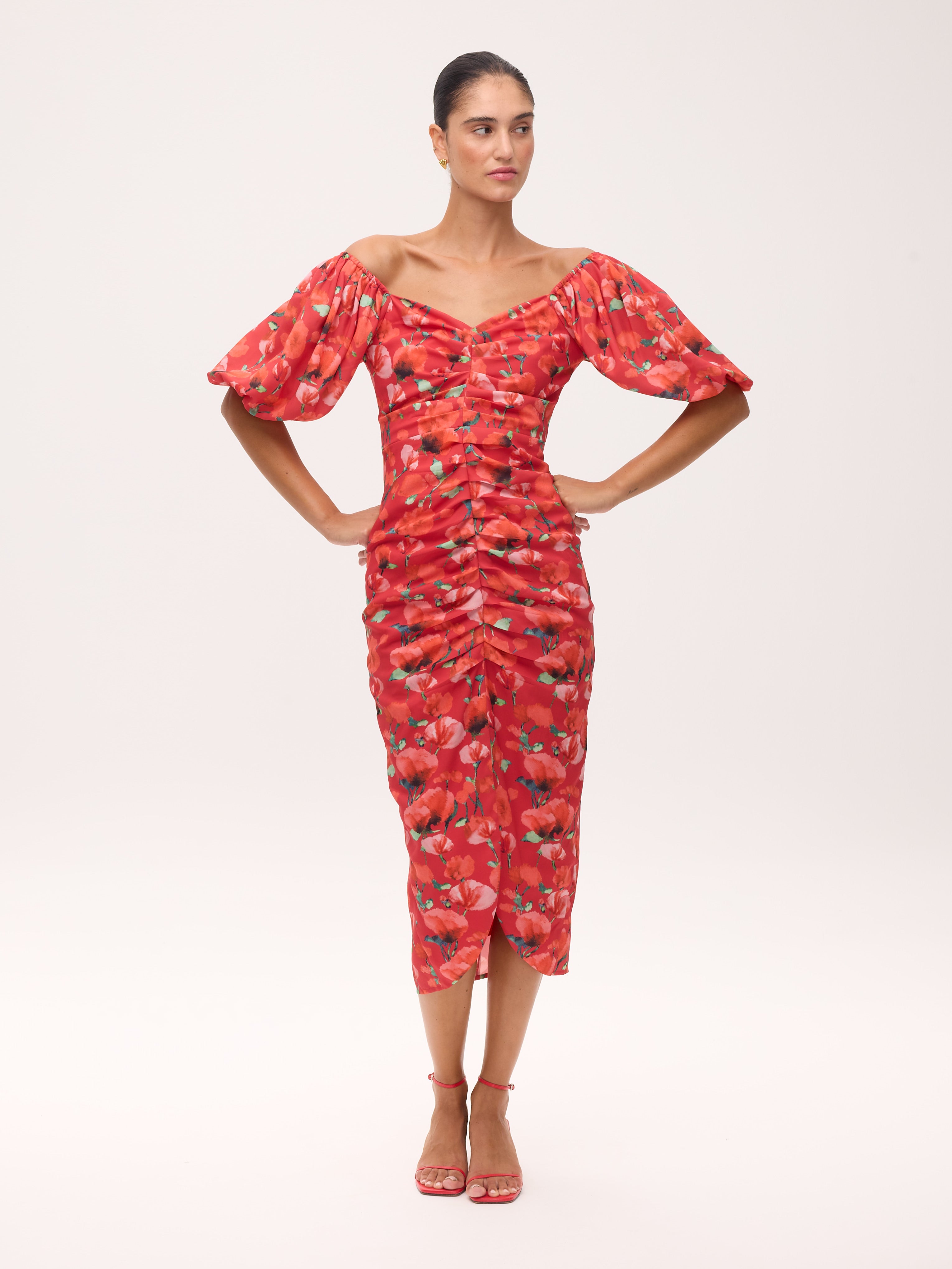 ROMEO FLOWERS - Vestido midi drapeado print amapolas, perfecto para invitadas de boda y fiesta spring summer. MIOH es la marca de vestidos de invitada de boda y fiesta de referencia en España