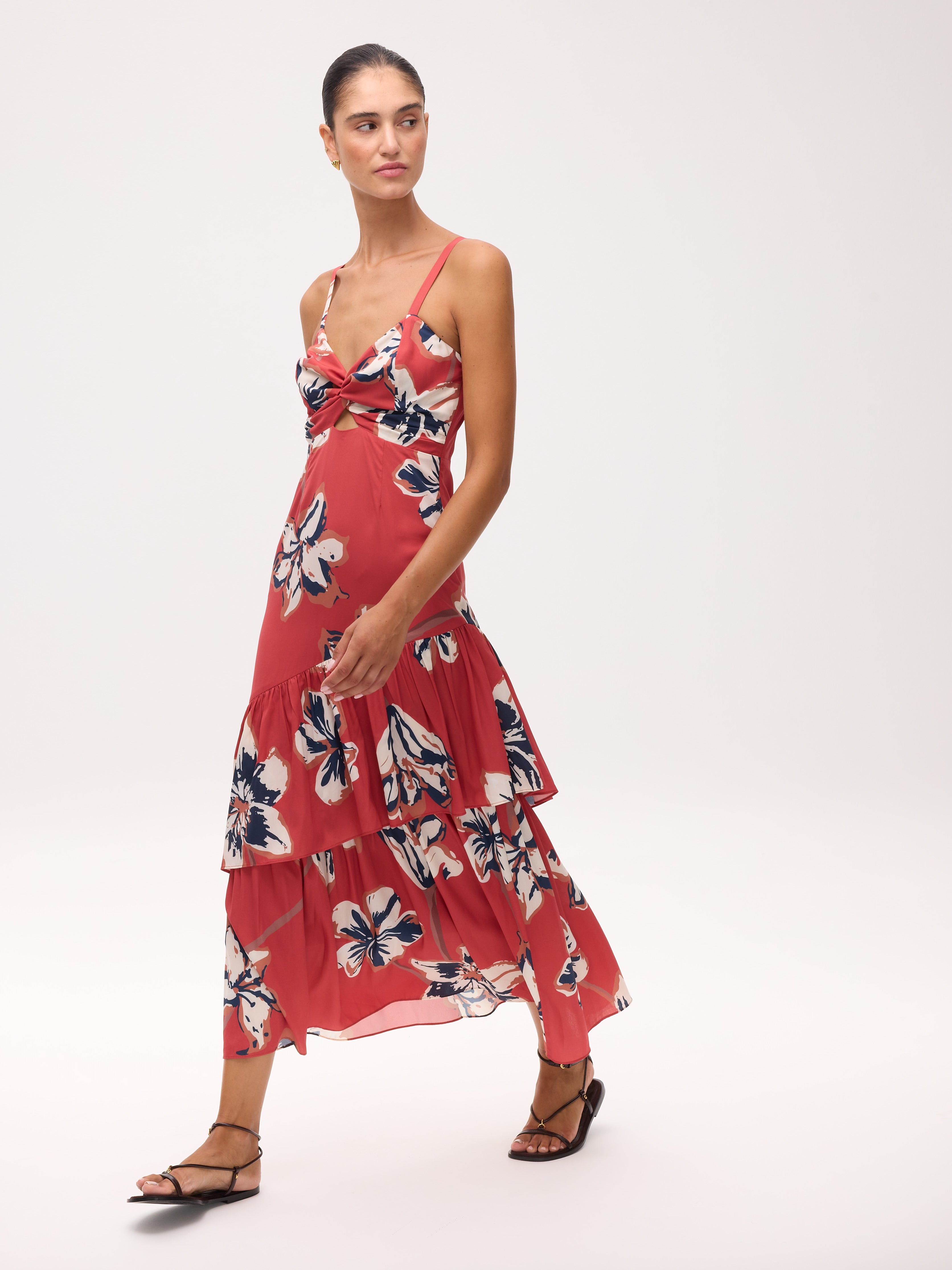 SHAKESPEARE FLOWERS - Vestido tirantes estampado flores y falda con volante diagonal, para invitadas de boda, fiesta y eventos de primvera y verano. MIOH es la marca de vestidos de invitada de boda y fiesta de referencia en España