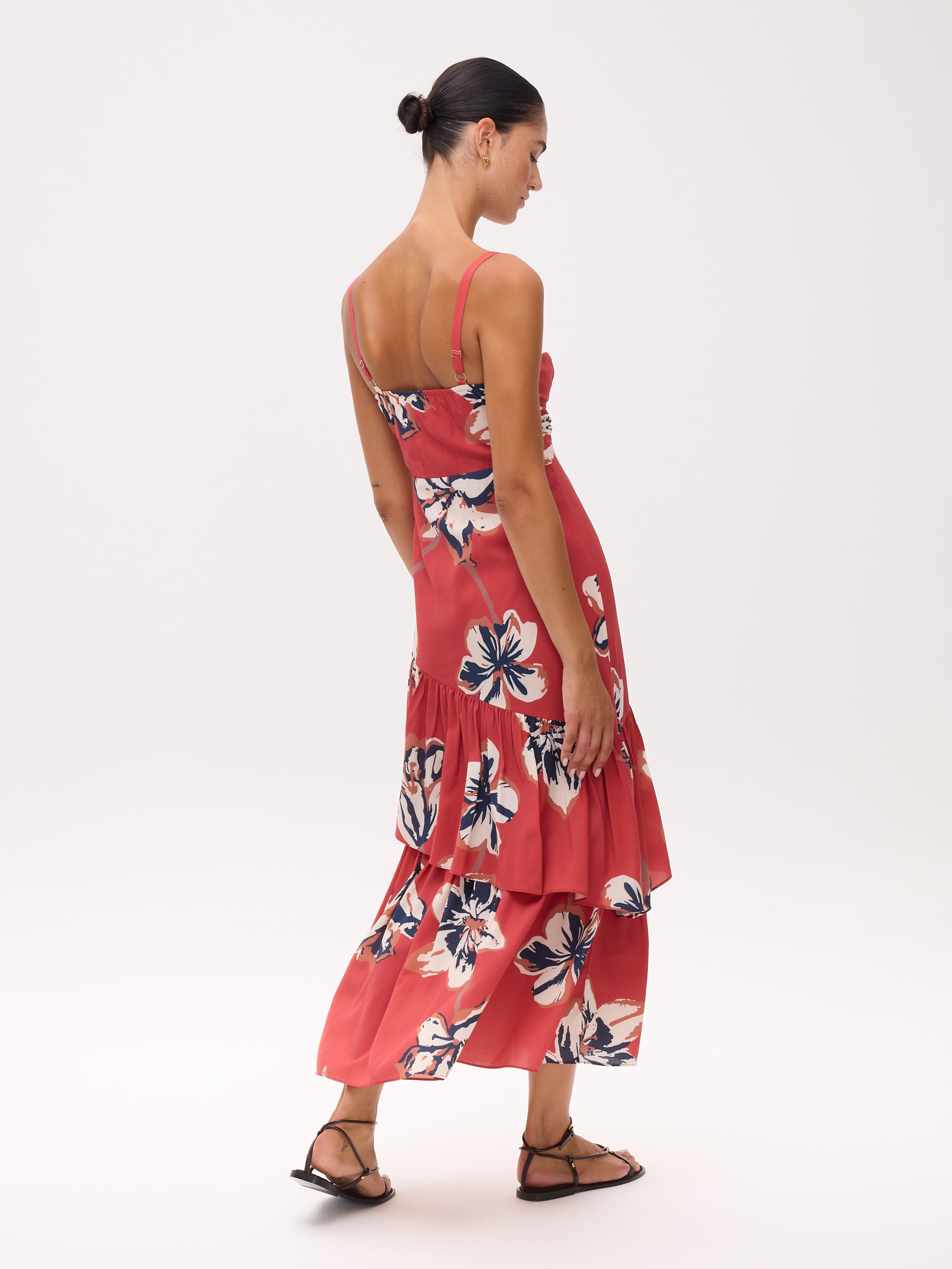 SHAKESPEARE FLOWERS - Vestido tirantes estampado flores y falda con volante diagonal, para invitadas de boda, fiesta y eventos de primvera y verano. MIOH es la marca de vestidos de invitada de boda y fiesta de referencia en España