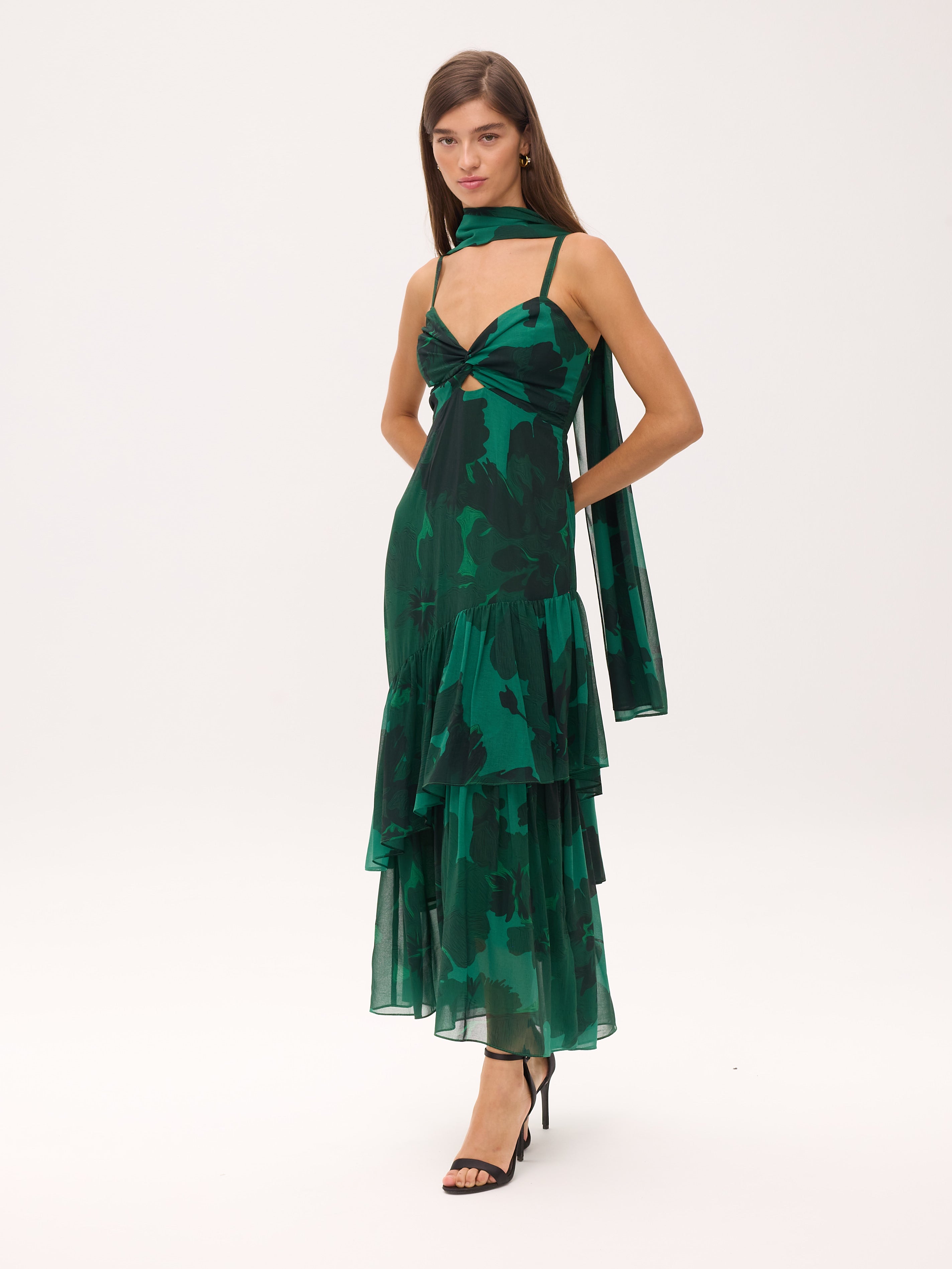 SHAKESPEARE GREEN - Vestido fluido volantes estampado floral, de fiesta e invitada de boda y evento primavera verano. MIOH es la marca que eligen las influencers de España para sus eventos, como bodas y fiestas