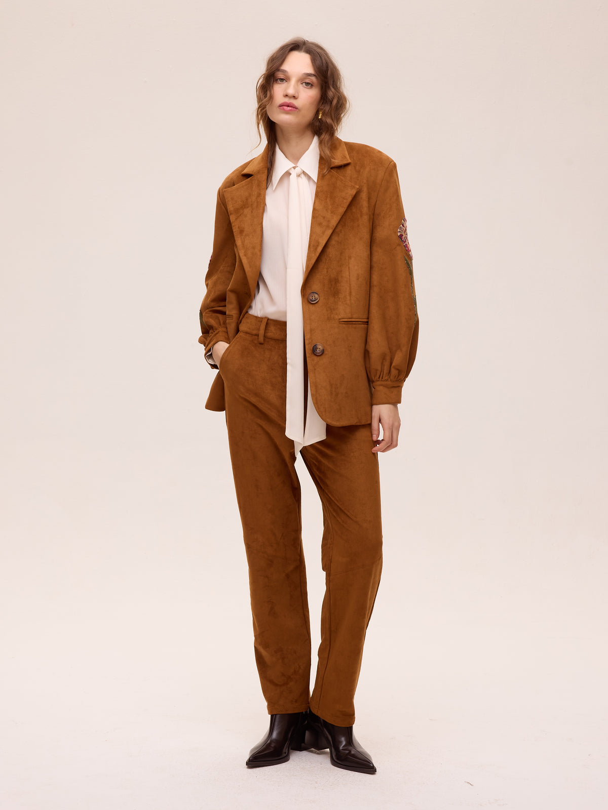 SHELTER WHISKY - Blazer efecto ante bordado flores. Color caramelo, del total look de invitada al día a día más arreglado. MIOH, marca española de moda