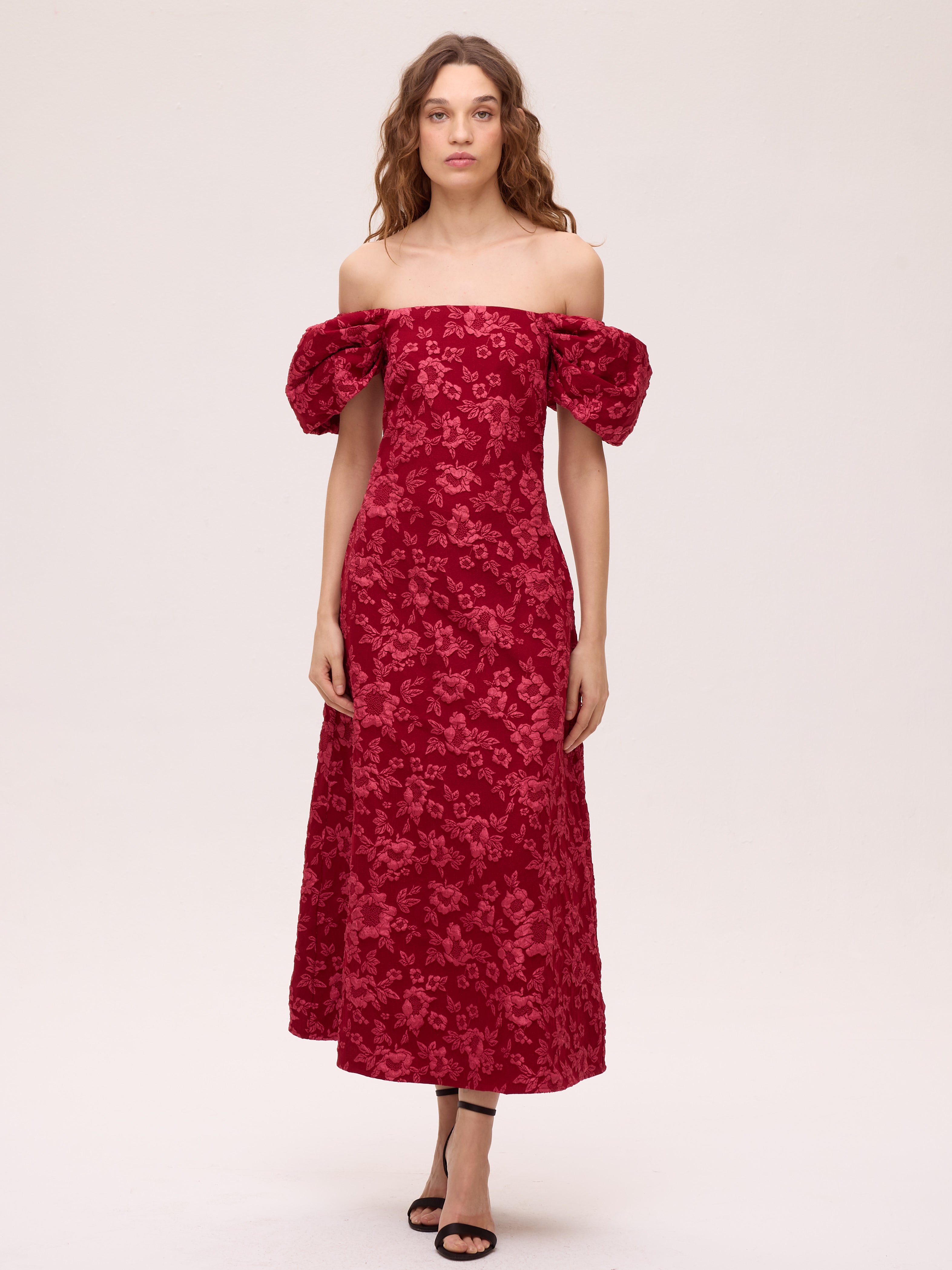 STELLA - Vestido brocado floral rojo evasé, perfecto para invitadas de boda y fiesta esta temporada de otoño invierno. MIOH es la marca española de vestidos de invitada de referencia
