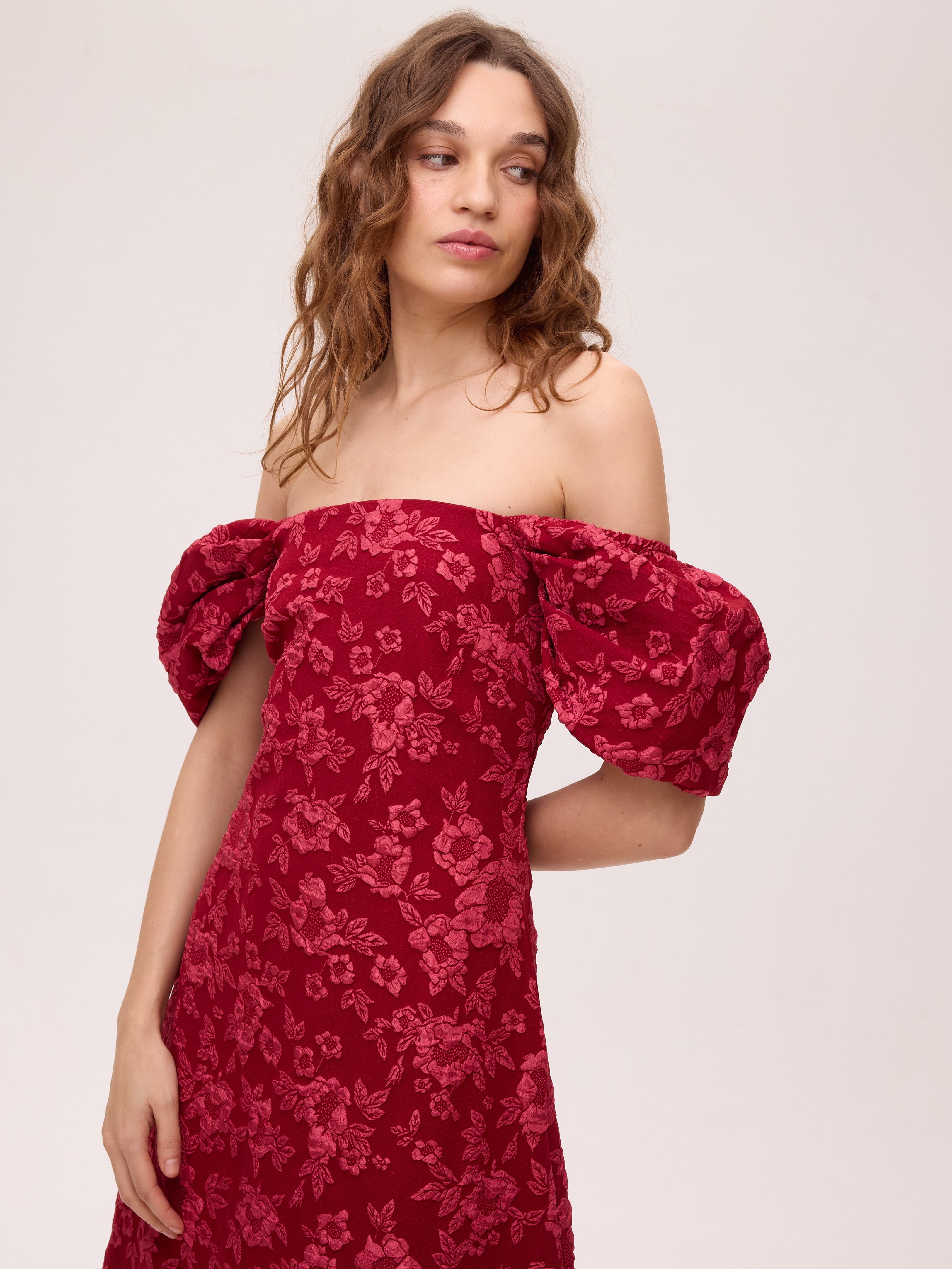 STELLA - Vestido brocado floral rojo evasé, ideal como vestido de fiesta para bodas de tarde, bautizos, comuniones y graduaciones. Moda de invitada hecha en España