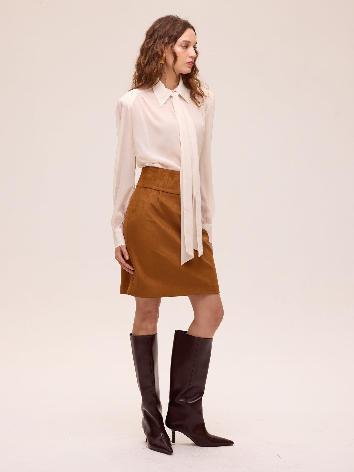 STILL SUEDE - Falda ecopiel corte cintura. Color miel, perfecta para crear looks de invitada de otoño invierno. MIOH, marca española de moda en 2026