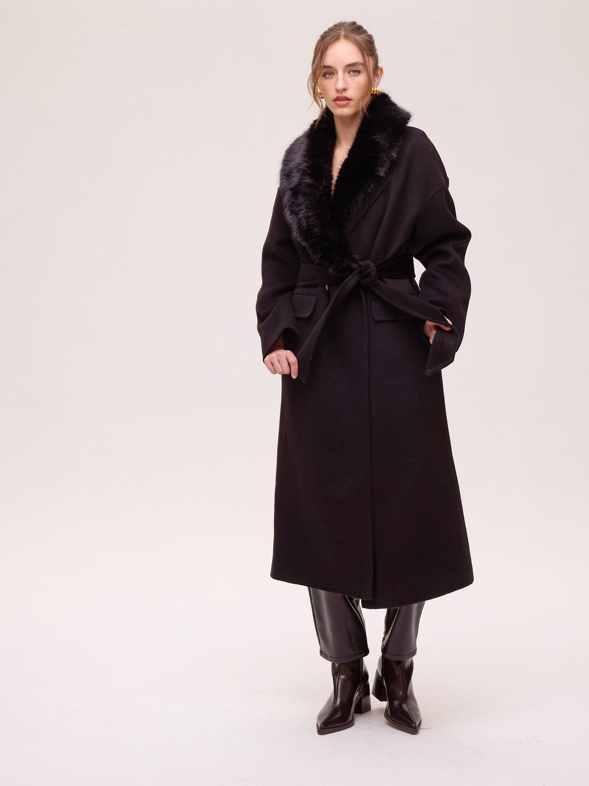 TUBE BLACK - Abrigo largo de lana negro con cuello faux fur, combínalo con los vestidos de invitada de MIOH y crea un look de diez