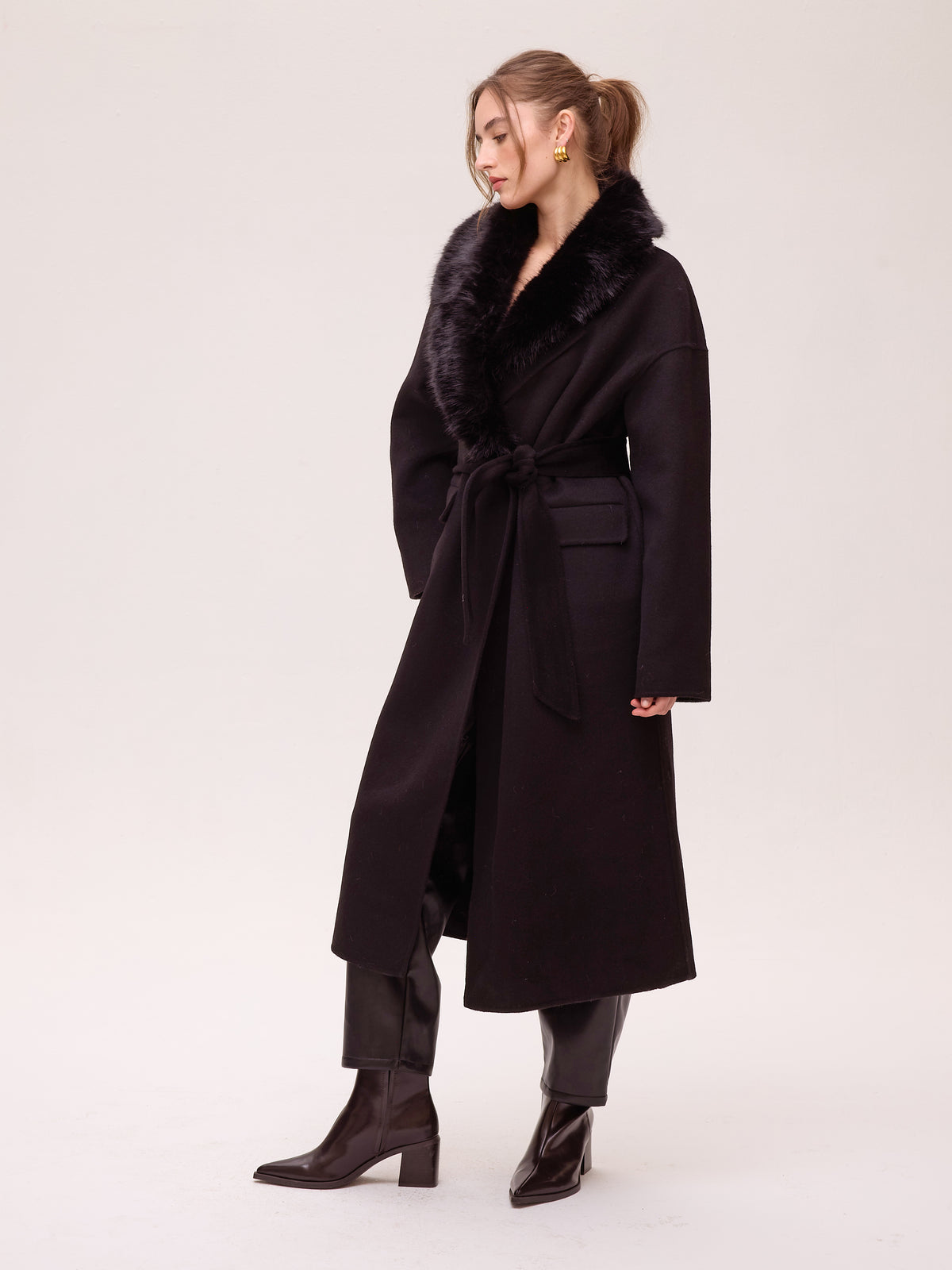 TUBE BLACK - Abrigo largo de lana negro con cuello faux fur, abrigos y chaquetones diseñados en España por MIOH para la invitada perfecta