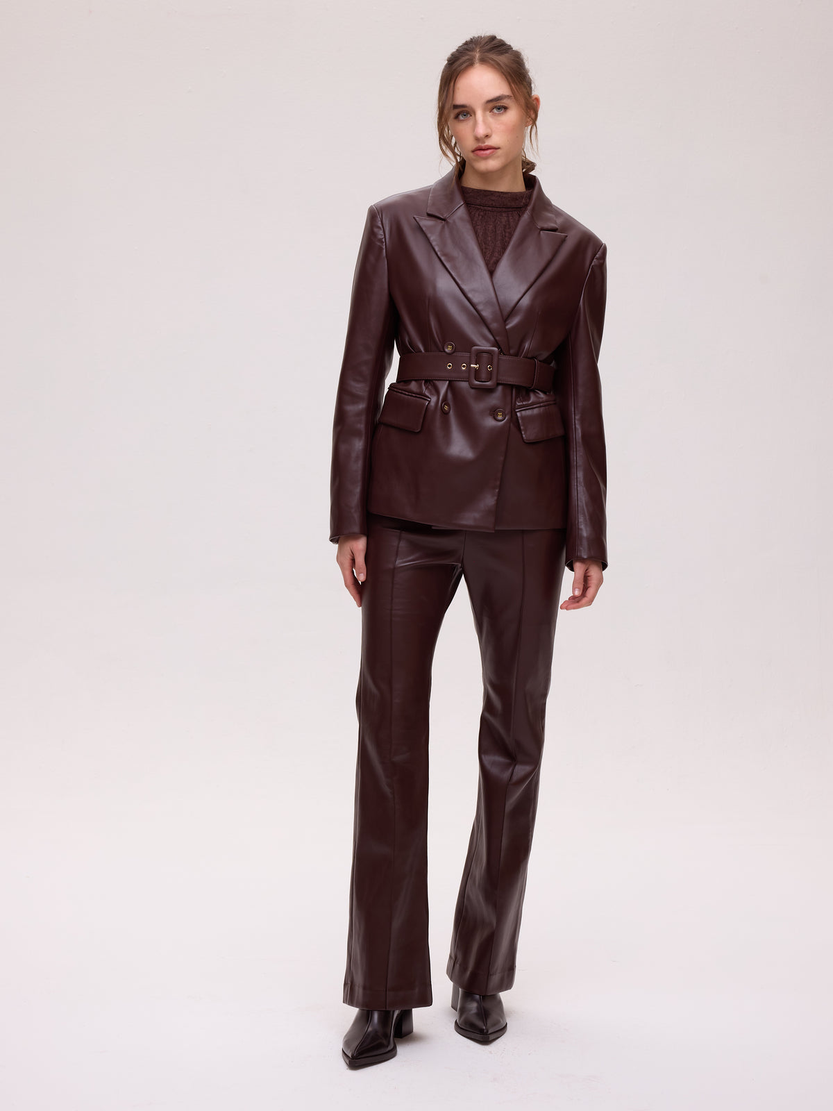 VIENTO GRANA PANT - Pantalón flare polipiel grana, una alternativa al vestido de invitada de boda, con el sello de MIOH