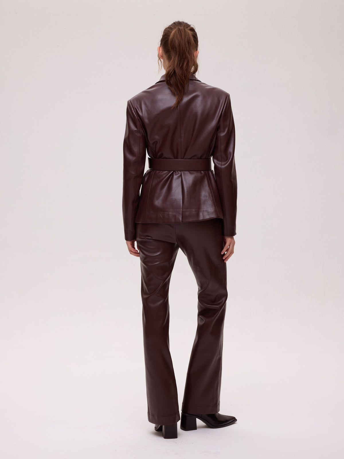 VIENTO GRANA PANT - Pantalón flare polipiel grana, para invitadas que buscan algo diferente. MIOH es la marca española de moda de boda y fiesta más buscada