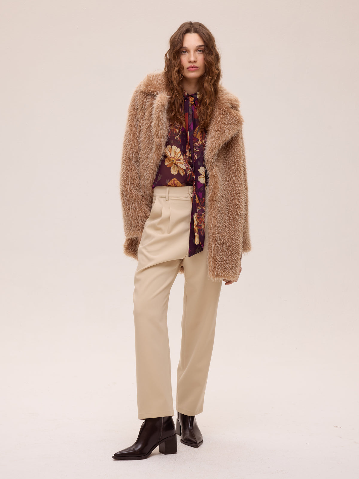 WORLD FEATHER - Abrigo faux fur - Feather, el abrigo que completa tu look de invitada de boda en otoño invierno. MIOH, marca española de moda