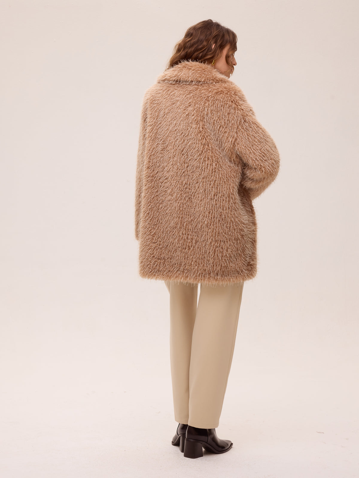 WORLD FEATHER - Abrigo faux fur - Feather, calidez y tendencia para tus eventos de otoño invierno. MIOH, moda española de fiesta