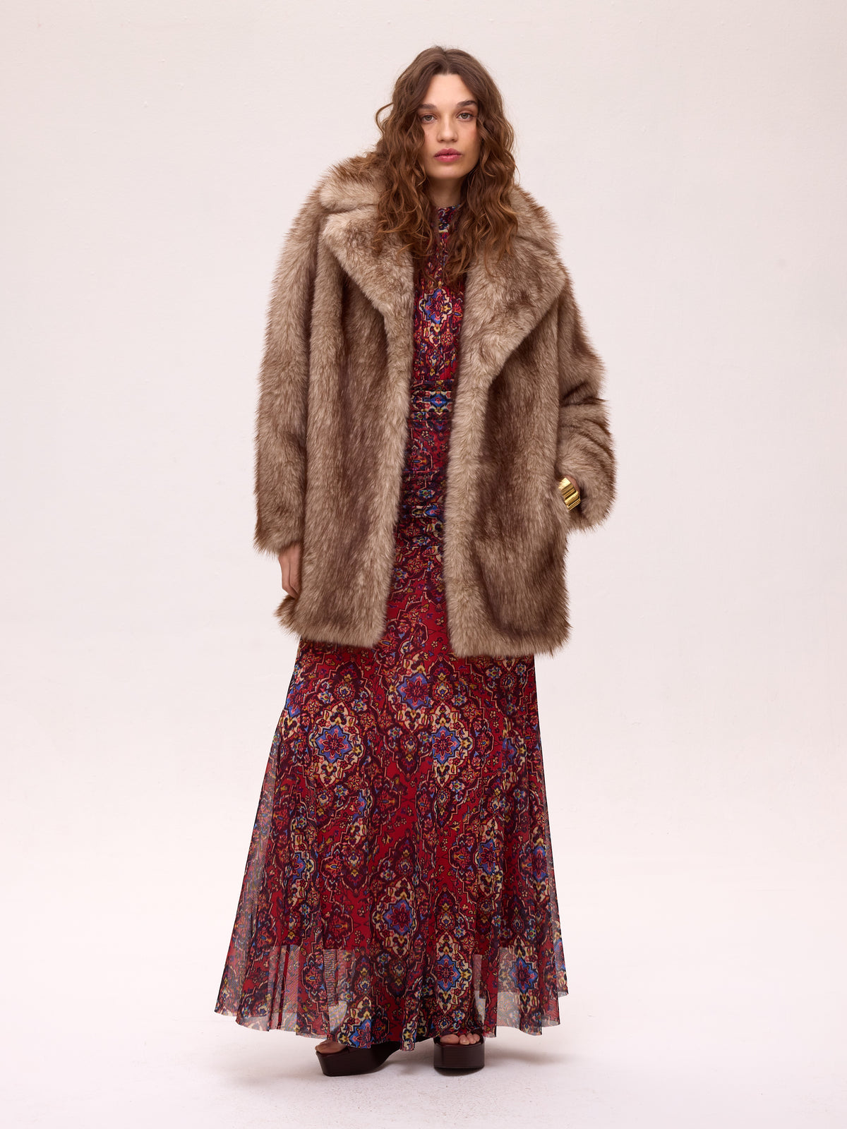 WORLD RAW - Abrigo faux fur - Color natural, el abrigo que completa tu look de invitada de boda en otoño invierno. MIOH, marca española de moda