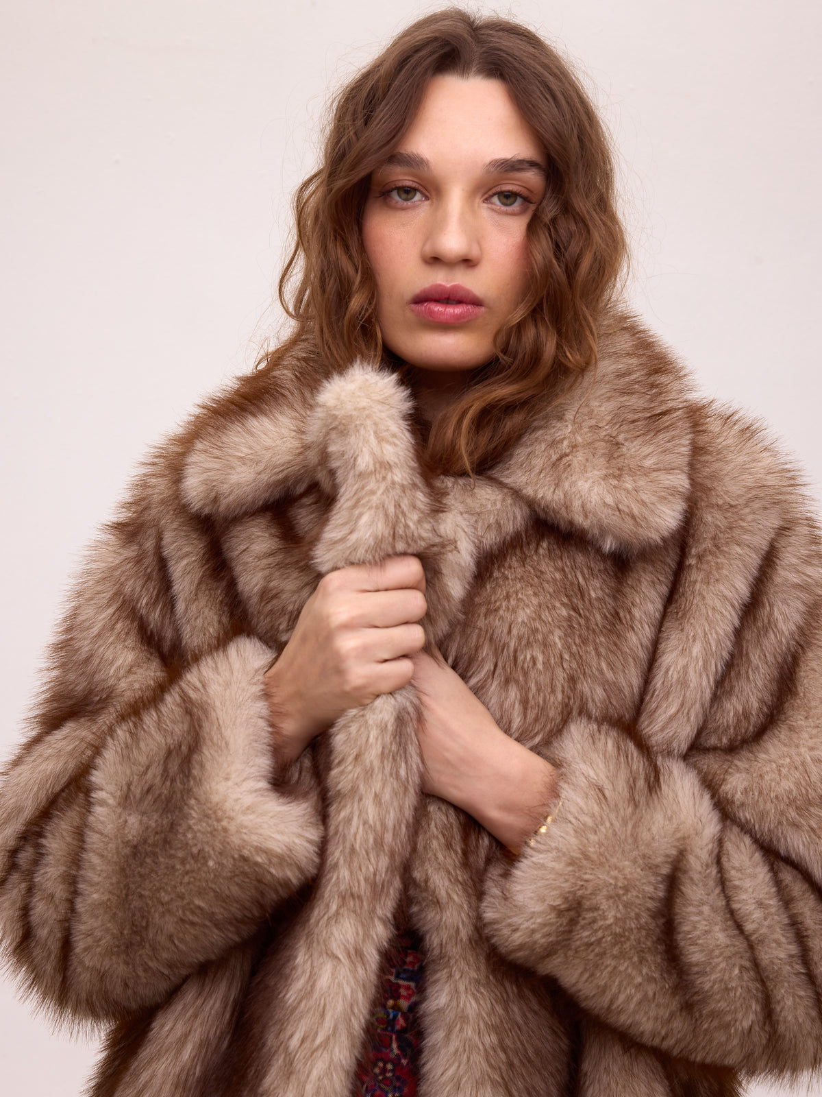 WORLD RAW - Abrigo faux fur - Color natural, perfecto para bodas y eventos de invierno sin renunciar al estilo. MIOH, moda española de invitada