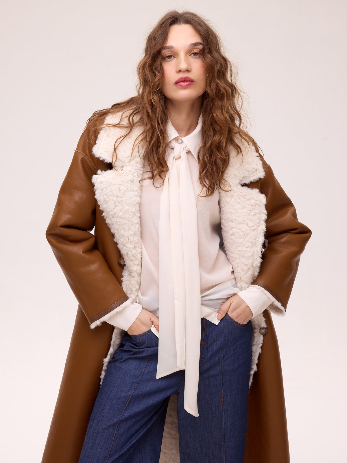 ZHIVAGO BROWN - Abrigo largo reversible - Ecopiel Marrón/ Pelo Blanco, combínalo con los vestidos de invitada de MIOH y crea un look de diez