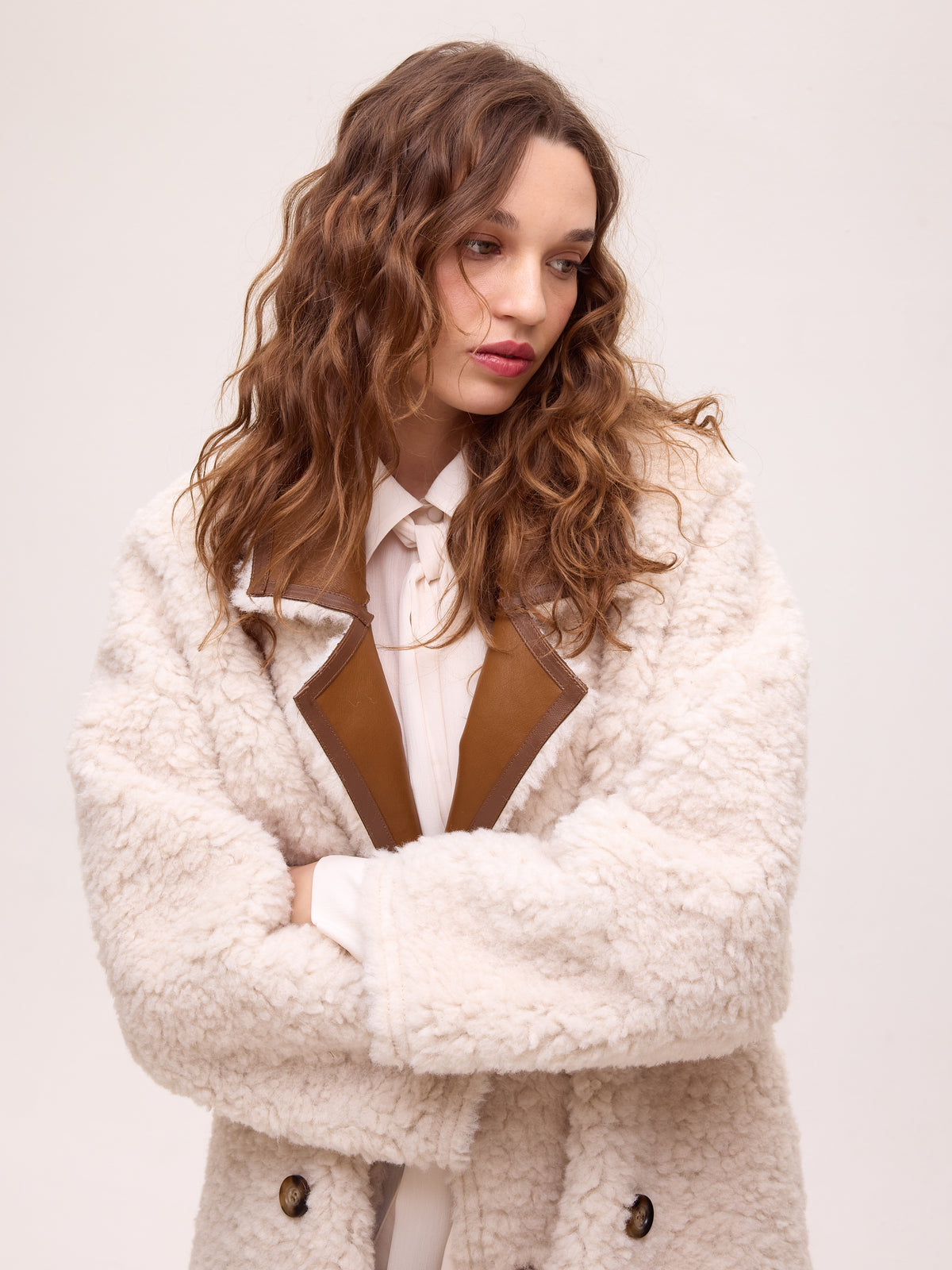 ZHIVAGO BROWN - Abrigo largo reversible - Ecopiel Marrón/ Pelo Blanco, descubre los abrigos de invitada de boda de MIOH, marca española de moda en 2026