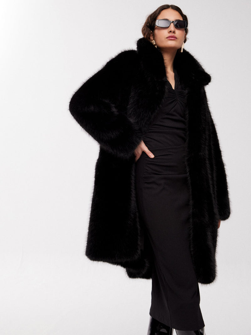 mioh | ACADEMY - Abrigo negro pelo faux fur tendencia street style. Pura tendencia vogue FW23. MIOH marca española moda famosas instagramers