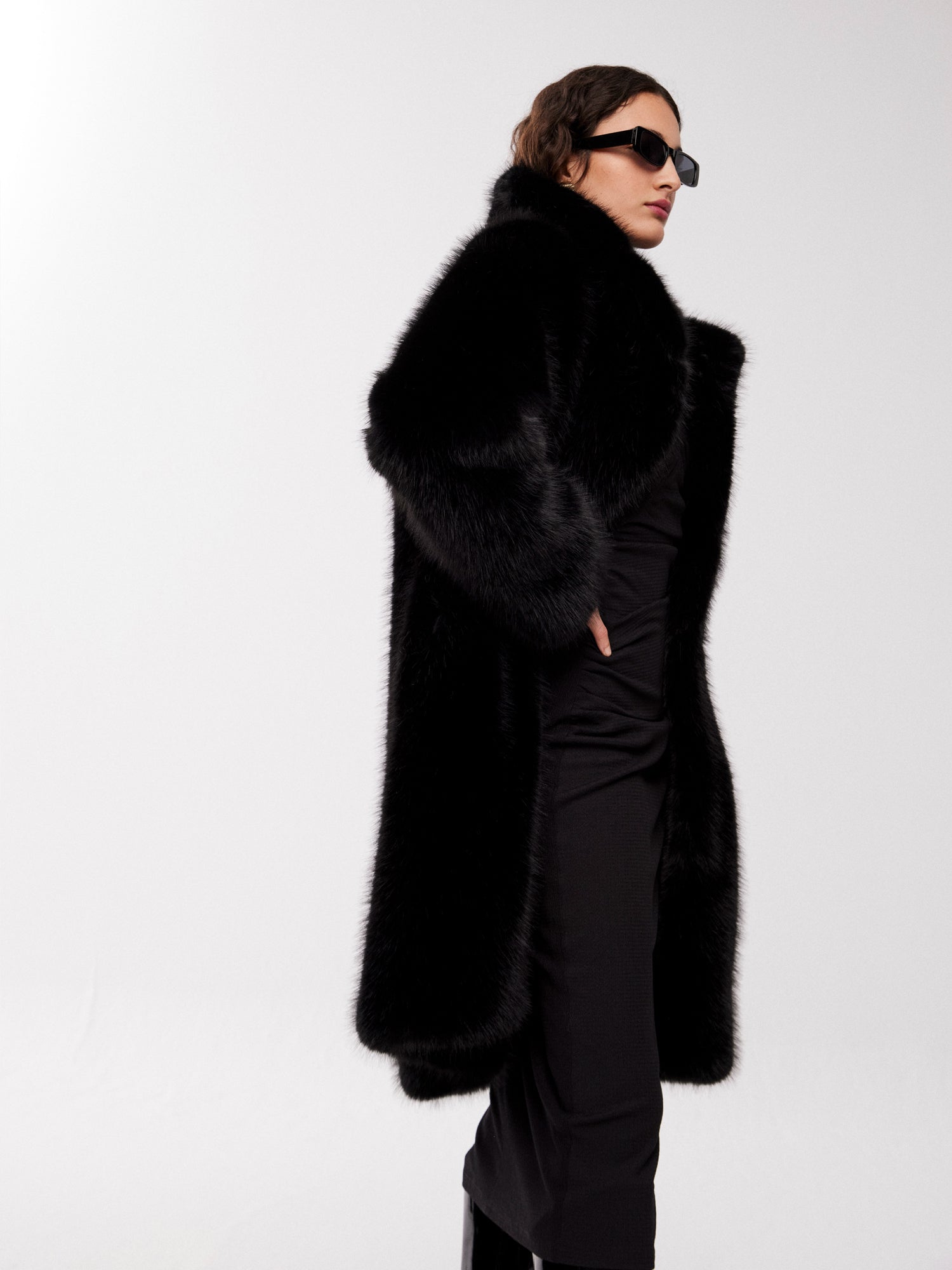 mioh | ACADEMY - Abrigo negro pelo faux fur tendencia street style. Pura tendencia vogue FW23. MIOH marca española moda famosas instagramers