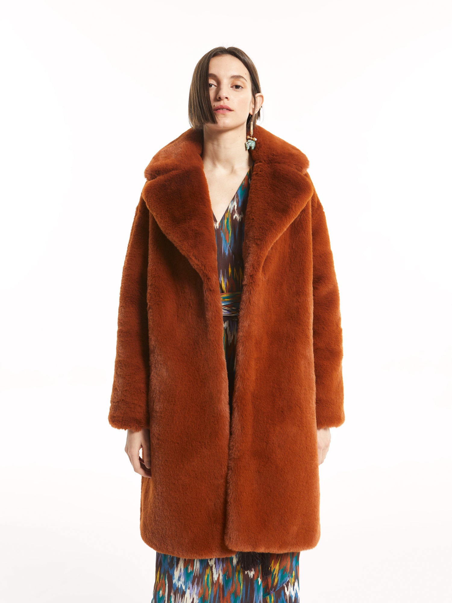 mioh | BAND BROWN - Abrigo pelo sintéitico de alta calidad largo mouton faux fur. Descubre los abrigos de pelo sintético de MIOH para esta campaña Otoño Invierno 2022. Abrigan muchísimo, como los mejores abrigos de plumas. Este pelo es súper agradable y cómodo y da una imagen totalmente natural. Tienes que probártelos!