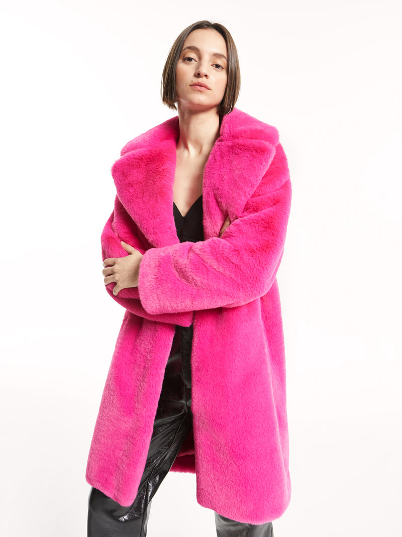 mioh | BAND PINK - Abrigo pelo sintéitico fucsia de alta calidad largo mouton faux fur. Descubre los abrigos de pelo sintético de MIOH para esta campaña Otoño Invierno 2022. Abrigan muchísimo, como los mejores abrigos de plumas. Este pelo es súper agradable y cómodo y da una imagen totalmente natural. Tienes que probártelos!