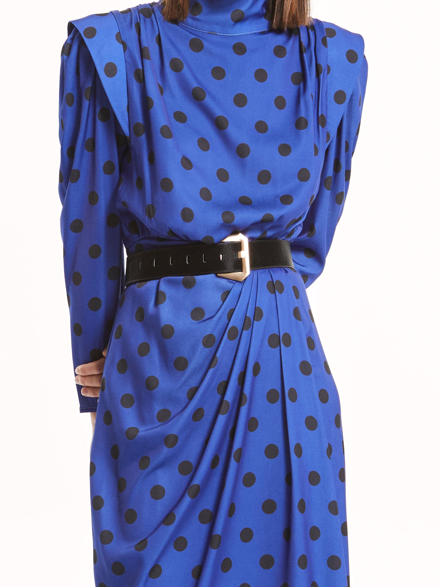 mioh | BLUES DOTS - Vestido midi para invitada de boda y eventos. Uno de los vestidos tendencia de la temporada FW22. El vestido BLUES DOTS es un vestidos súper elegante, con el que serás la invitada perfecta de boda, fiestas y eventos, así como para el día a día. Estampado de lunares que nunca falla y que podrás lucir en toda clase de ocasiones. Ajuste perfecto. Te lo pondrás una y otra vez. Acierto seguro.