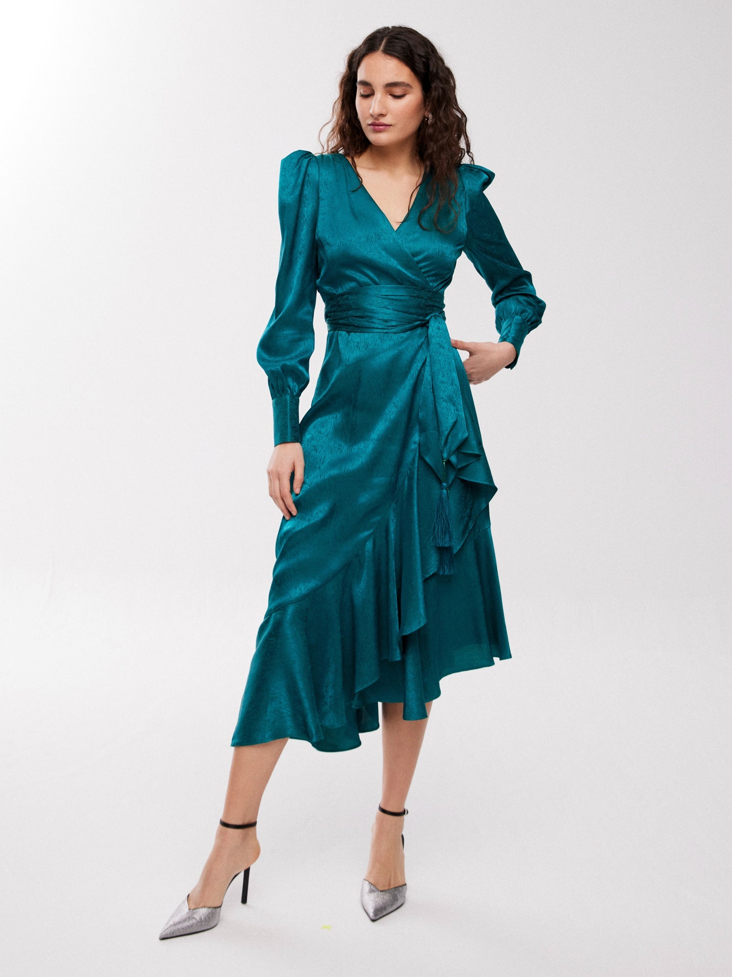 mioh | BOGART GREEN - Vestido midi largo para invitada boda y fiesta. Pura tendencia vogue FW23. MIOH marca española moda famosas instagramers