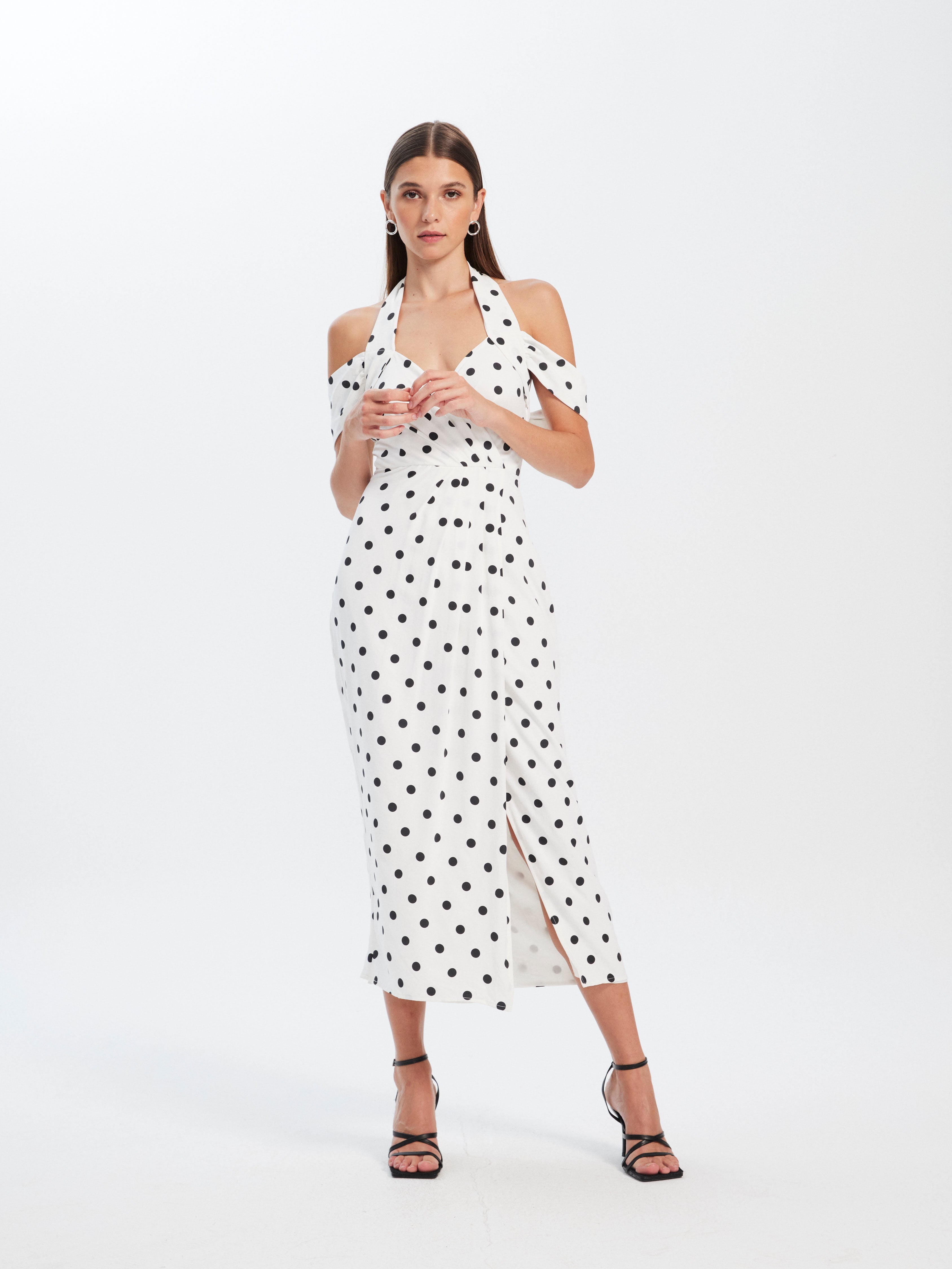 mioh | CAROLINA DOTS - Vestido midi largo de fiesta con tirantes en lunares para ser la invitada de boda perfecta esta temporada Primavera Verano 2023. Los vestidos de ceremonia largos en lunares son un clásico y siempre un acierto en todo tipo de eventos formales. MIOH es la marca española de vestidos de invitada que está de moda