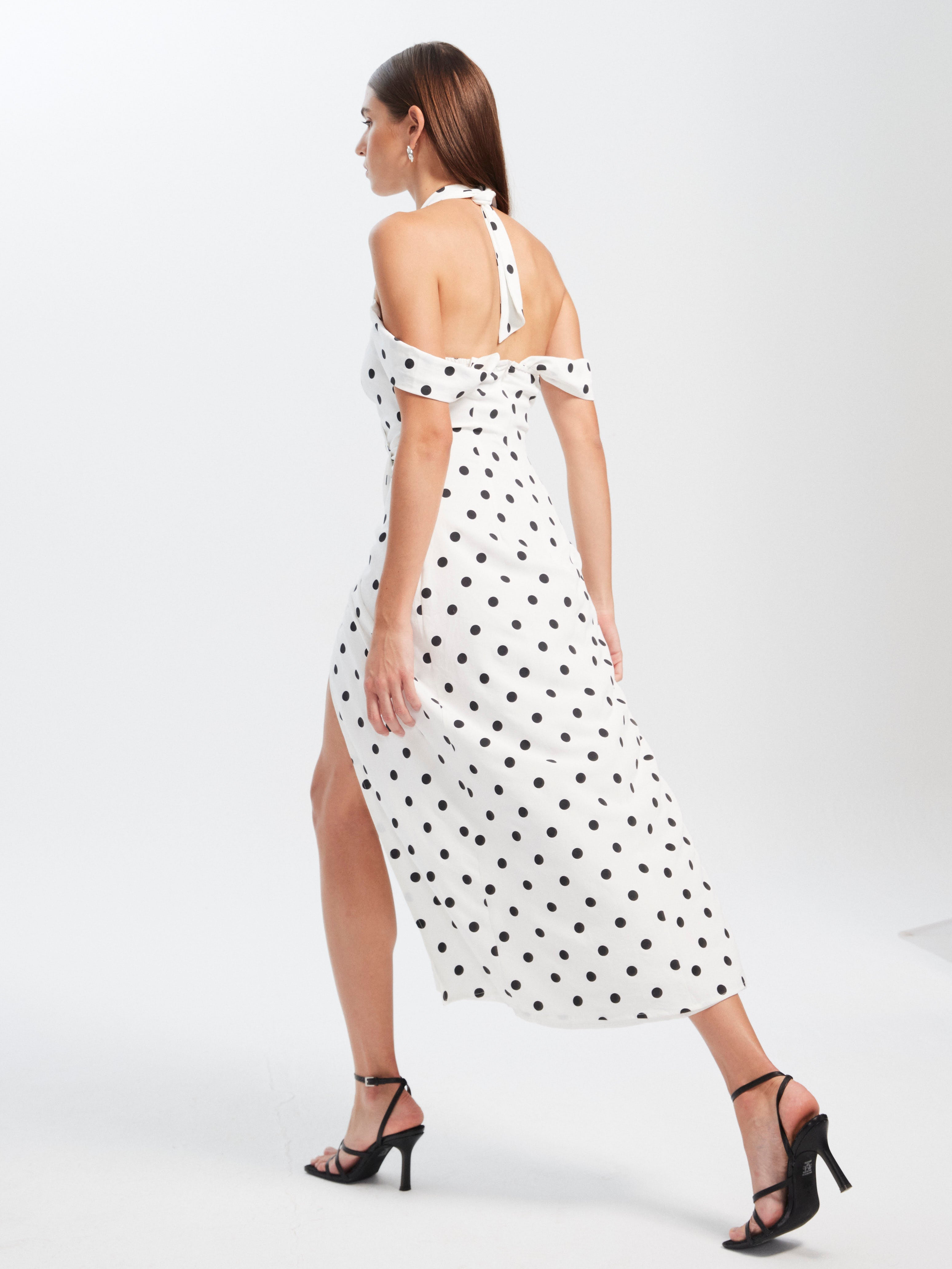 mioh | CAROLINA DOTS - Vestido midi largo de fiesta con tirantes en lunares para ser la invitada de boda perfecta esta temporada Primavera Verano 2023. Los vestidos de ceremonia largos en lunares son un clásico y siempre un acierto en todo tipo de eventos formales. MIOH es la marca española de vestidos de invitada que está de moda