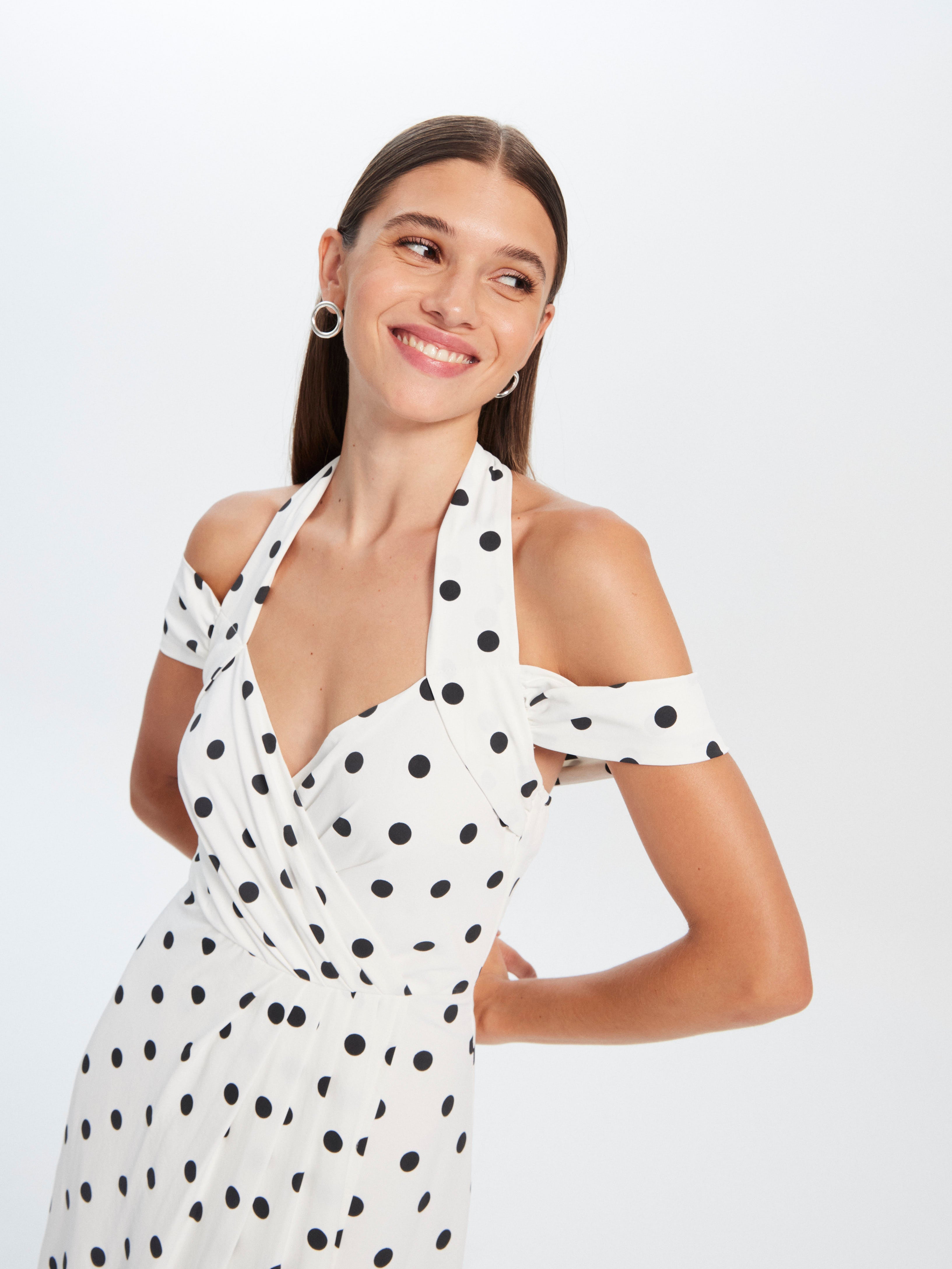 mioh | CAROLINA DOTS - Vestido midi largo de fiesta con tirantes en lunares para ser la invitada de boda perfecta esta temporada Primavera Verano 2023. Los vestidos de ceremonia largos en lunares son un clásico y siempre un acierto en todo tipo de eventos formales. MIOH es la marca española de vestidos de invitada que está de moda