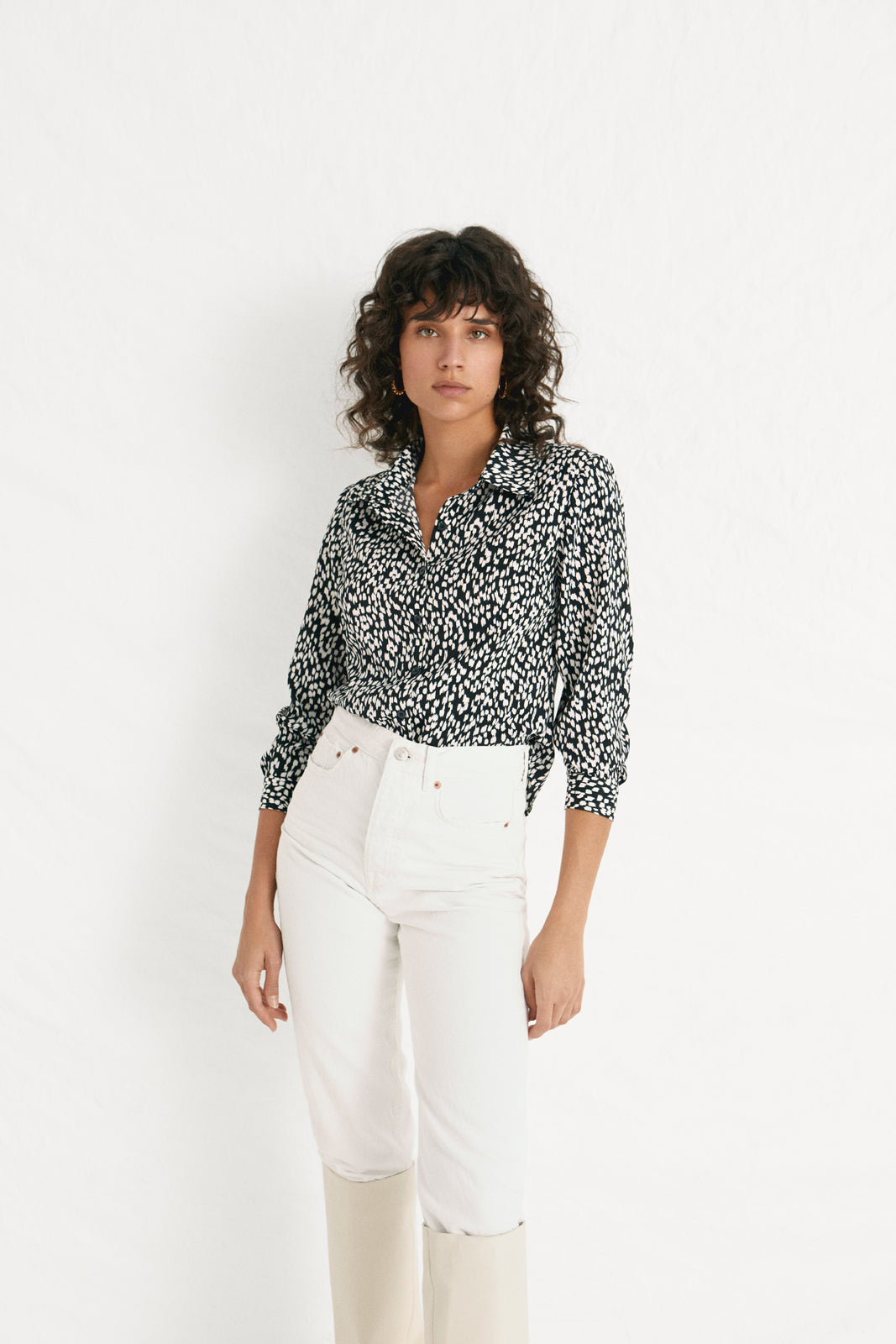 mioh | CHRISTI BLACK - Camisa blusa estampado blanco y negro-Tendencia