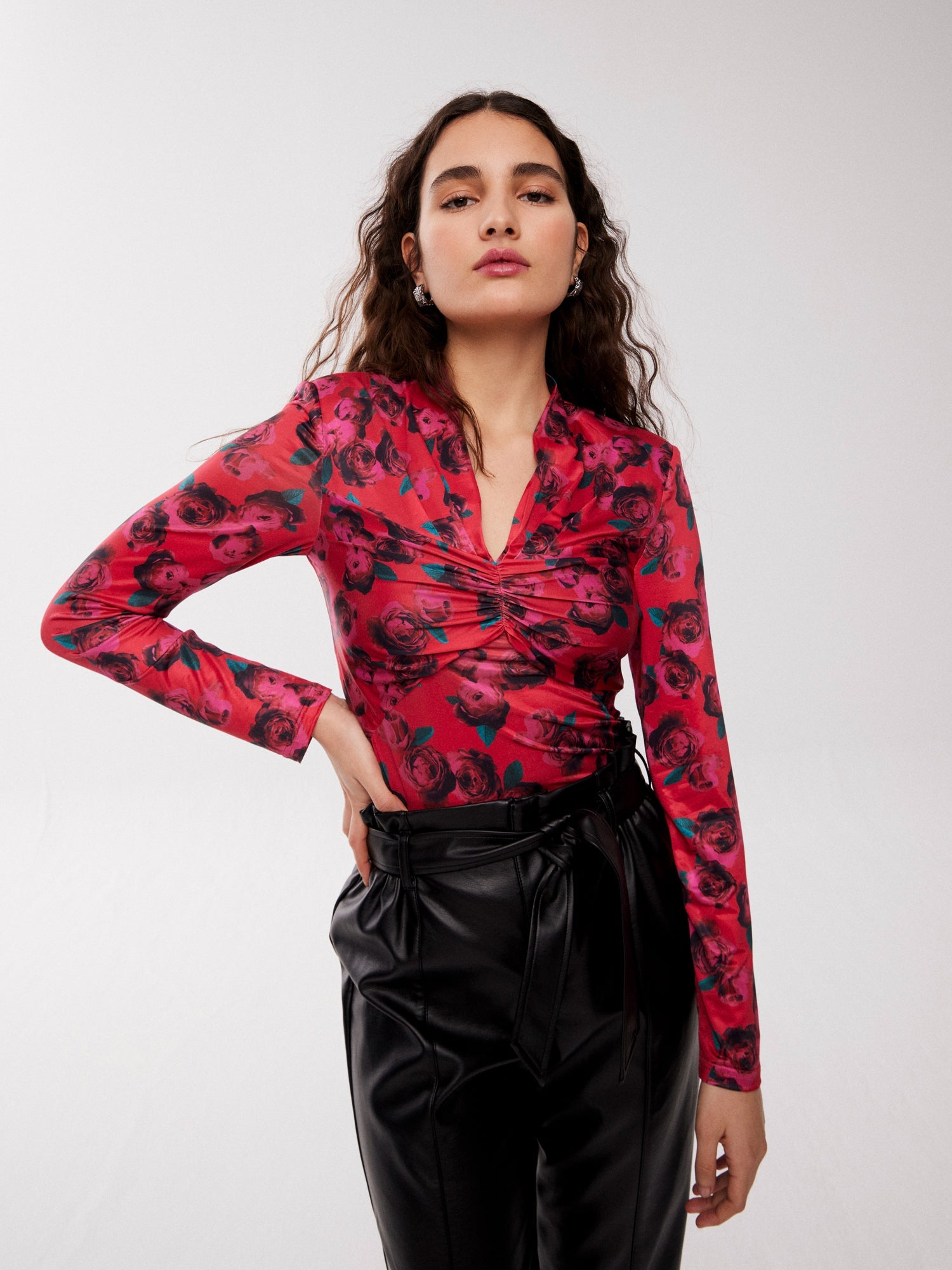 mioh | CLARK ROSES - Top estampado flores para fiesta y diario. Pura tendencia vogue FW23. MIOH marca española moda famosas instagramers