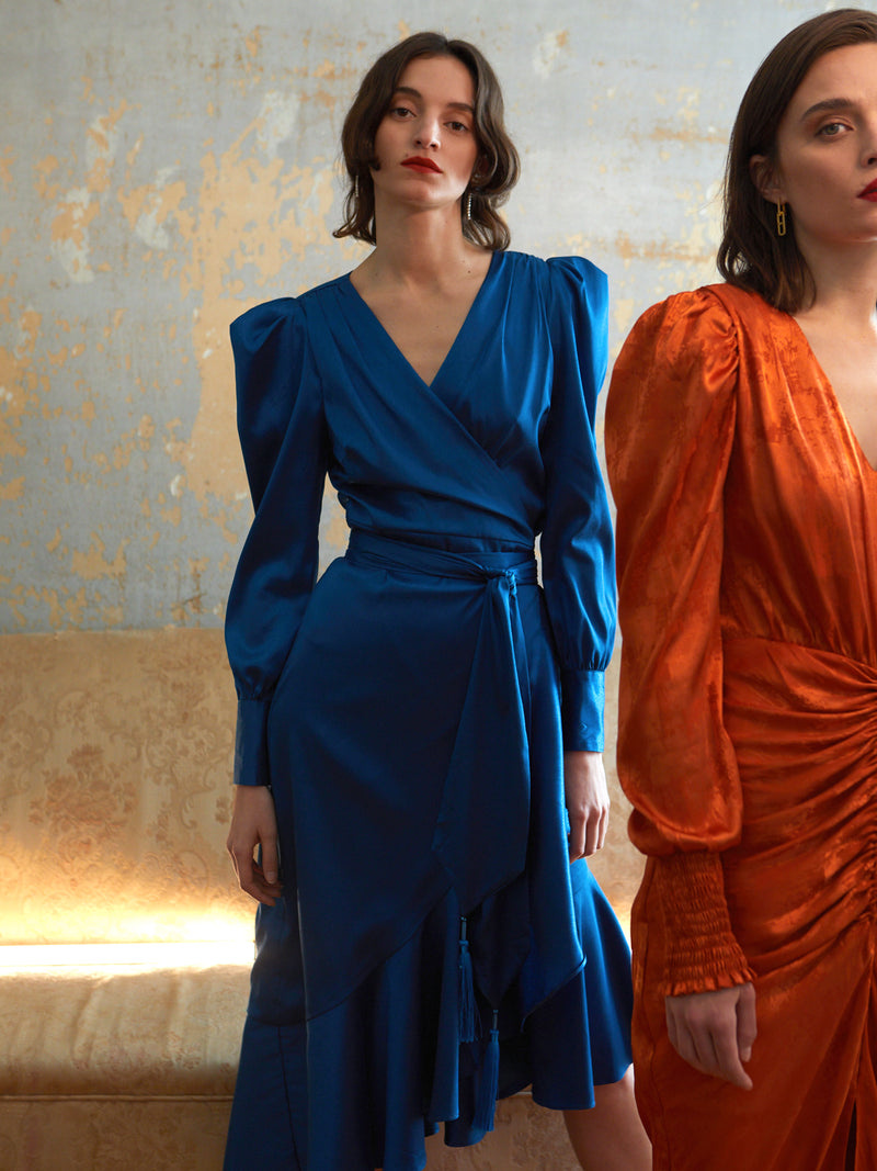 mioh | CLASSIC BLUE - Vestido wrap Jacquard para invitada boda y eventos. Descubre el CLASSIC BLUE, nuestro vestido de invitada wrap más famoso. Este año en un precioso color azul, con puño botones joya y la falda asimétrica en diagonal. Los vestidos wrap siempre quedan bien. Serás la invitada perfecta en bodas y toda clase de eventos esta temporada Otoño Invierno 2022-23. Un must.