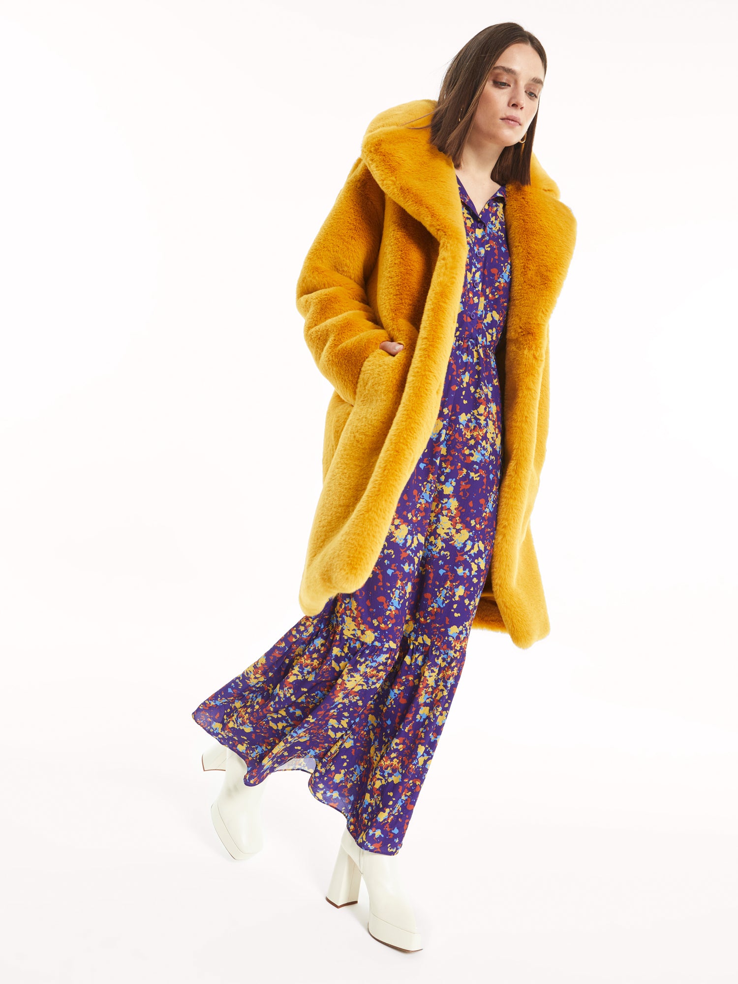 mioh | COUNTRY ABSTRACTO - Vestido camisero estampado. Te presentamos el COUNTRY ABSTRACTO, nuestro clásico vestido camisero pura tendencia en estampado abstracto multicolor. Vestido todoterreno que te pondrás una y otra vez. Patrón súper contrastado que llevamos todas las temporadas. Gran inversión.