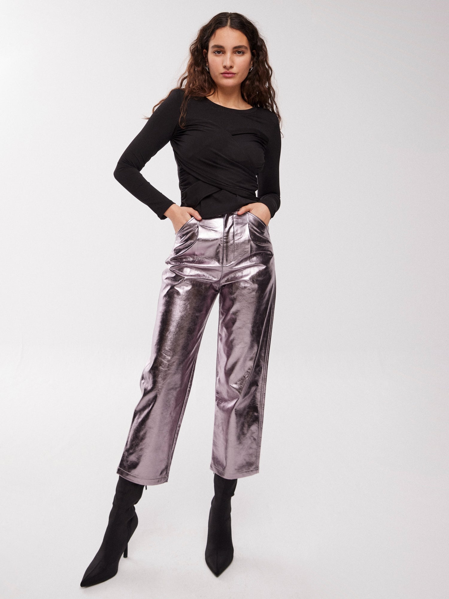 mioh | DEAN METAL - Pantalón pegged metal tendencia fw23 street style. Pura tendencia vogue FW23. MIOH marca española moda famosas instagramers