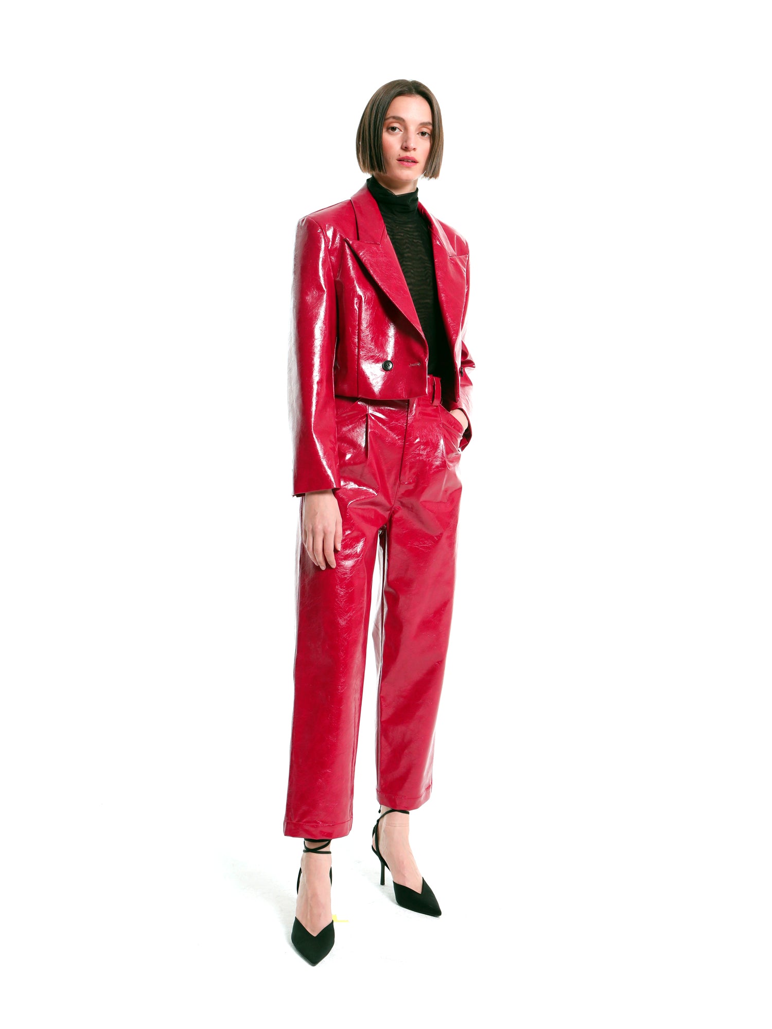 mioh | DRUM RED - Chaqueta torera rojo vinilo invitada, evento, arreglado. La torera DRUM RED es nuestra chaqueta roja efecto vinilo de esta colección. Pura tendencia, esta chaqueta conjunta con el pantalón a juego BASS RED y con cualquiera de nuestros vestidos. Conjunto street style en estado puro. Sin duda uno de looks de esta temporada.