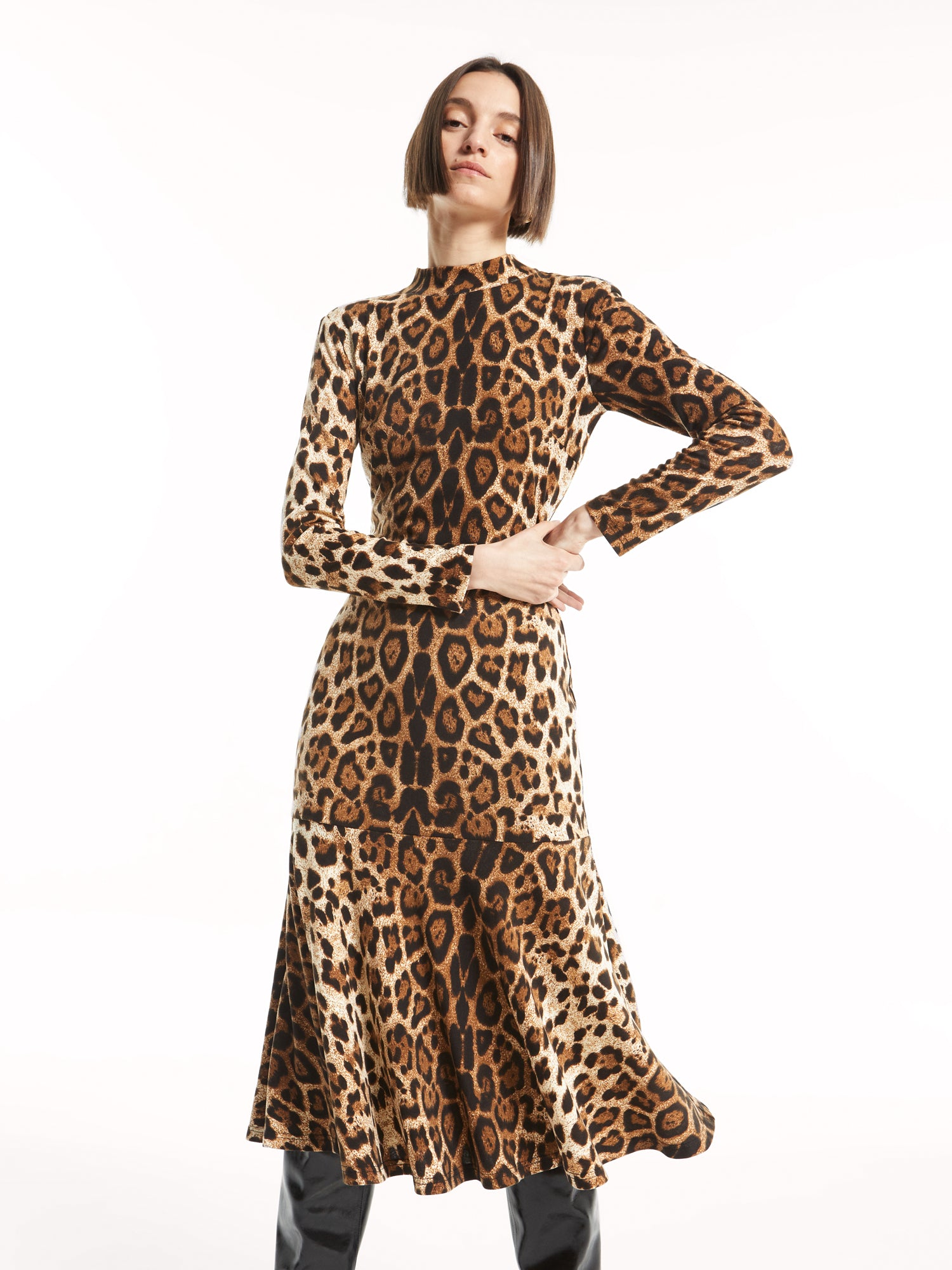 mioh | FUNK ANIMAL - Vestido midi punto para invitada de boda perfecta, fiestas y eventos, así como para el día a día. Pura tendencia 2022. Estampado animal precioso que podrás lucir en toda clase de ocasiones. Ajuste perfecto por el tejido elástico. Te lo pondrás una y otra vez. Acierto seguro.