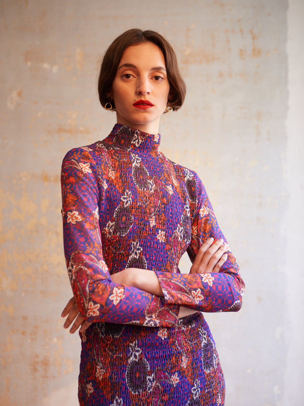 mioh | FUNK PAISLEY - Vestido midi para invitada de boda y eventos. FUNK PAISLEY. Vestido para invitada perfecta de boda, fiestas y eventos, así como para el día a día. Pura tendencia 2022. Estampado y colores preciosos que podrás lucir en toda clase de ocasiones. Ajuste perfecto por el nido de abeja. Te lo pondrás una y otra vez. Acierto seguro.
