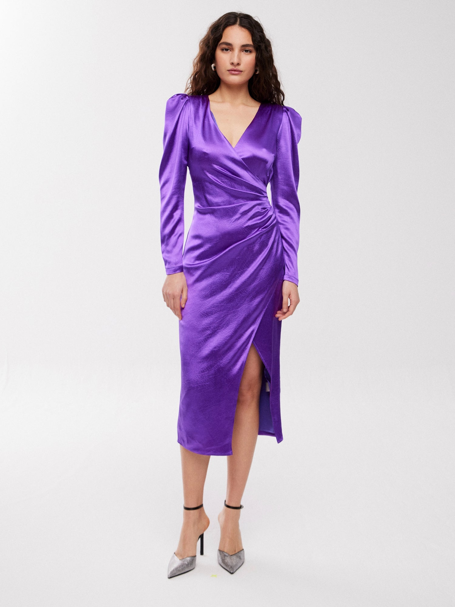 mioh | HUDSON PURPLE - Vestido midi largo para invitada boda y fiesta. Pura tendencia vogue FW23. MIOH marca española moda famosas instagramers