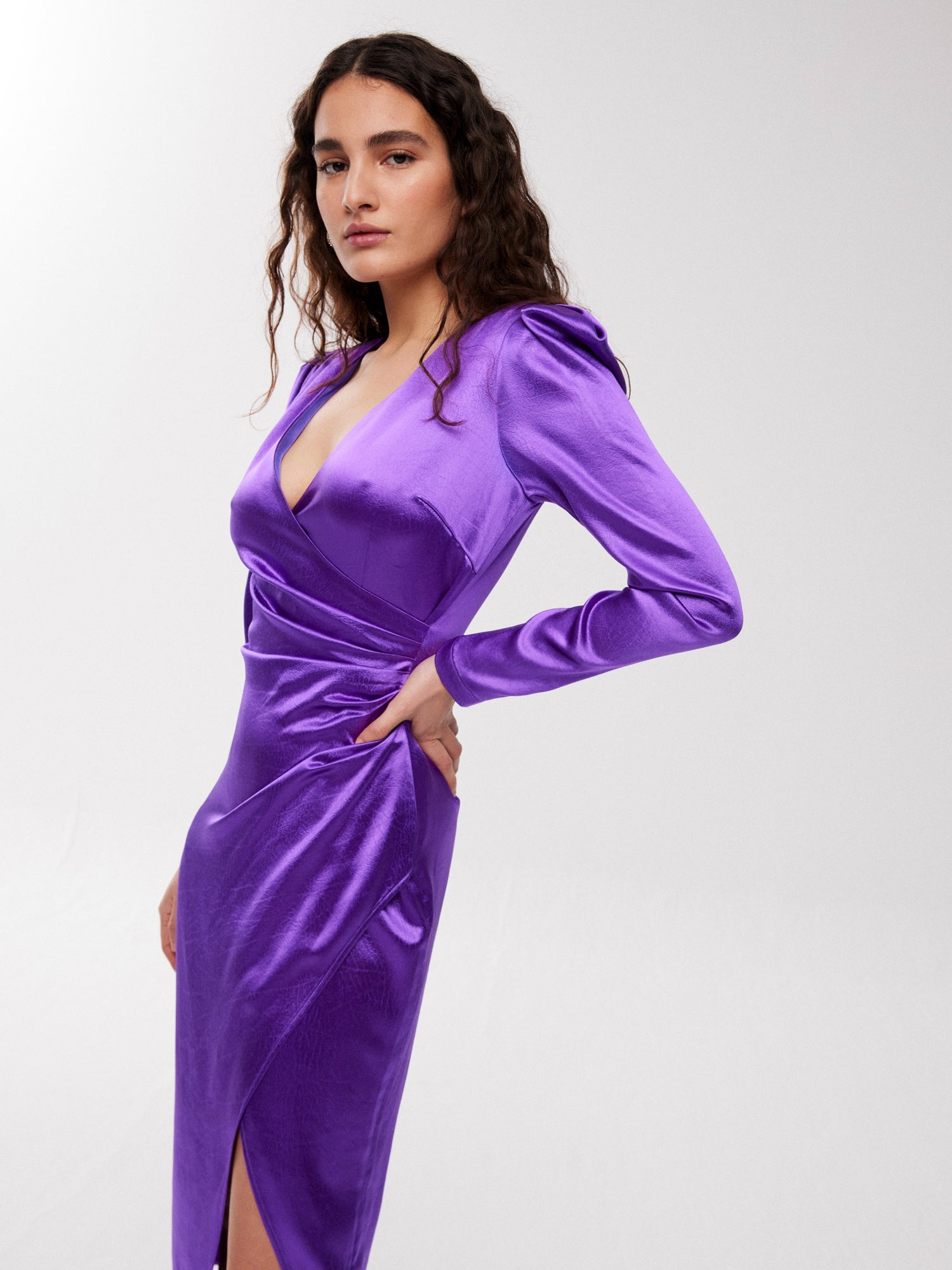 mioh | HUDSON PURPLE - Vestido midi largo para invitada boda y fiesta. Pura tendencia vogue FW23. MIOH marca española moda famosas instagramers