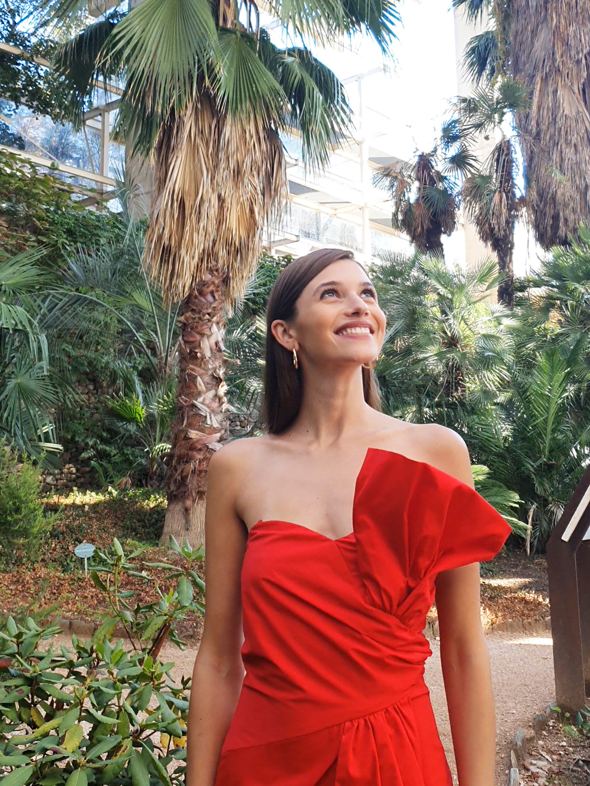 mioh | MARTA RED - Vestido corto invitada boda, fiesta y evento. Vestido corto de fiesta en popelín con lazo para ser la invitada de boda perfecta esta temporada Primavera Verano 2023. El popelín sigue siendo tendencia SS23, y es una de las señas de identidad de MIOH, la marca española de vestidos de invitada y fiesta de moda entre las influencers.