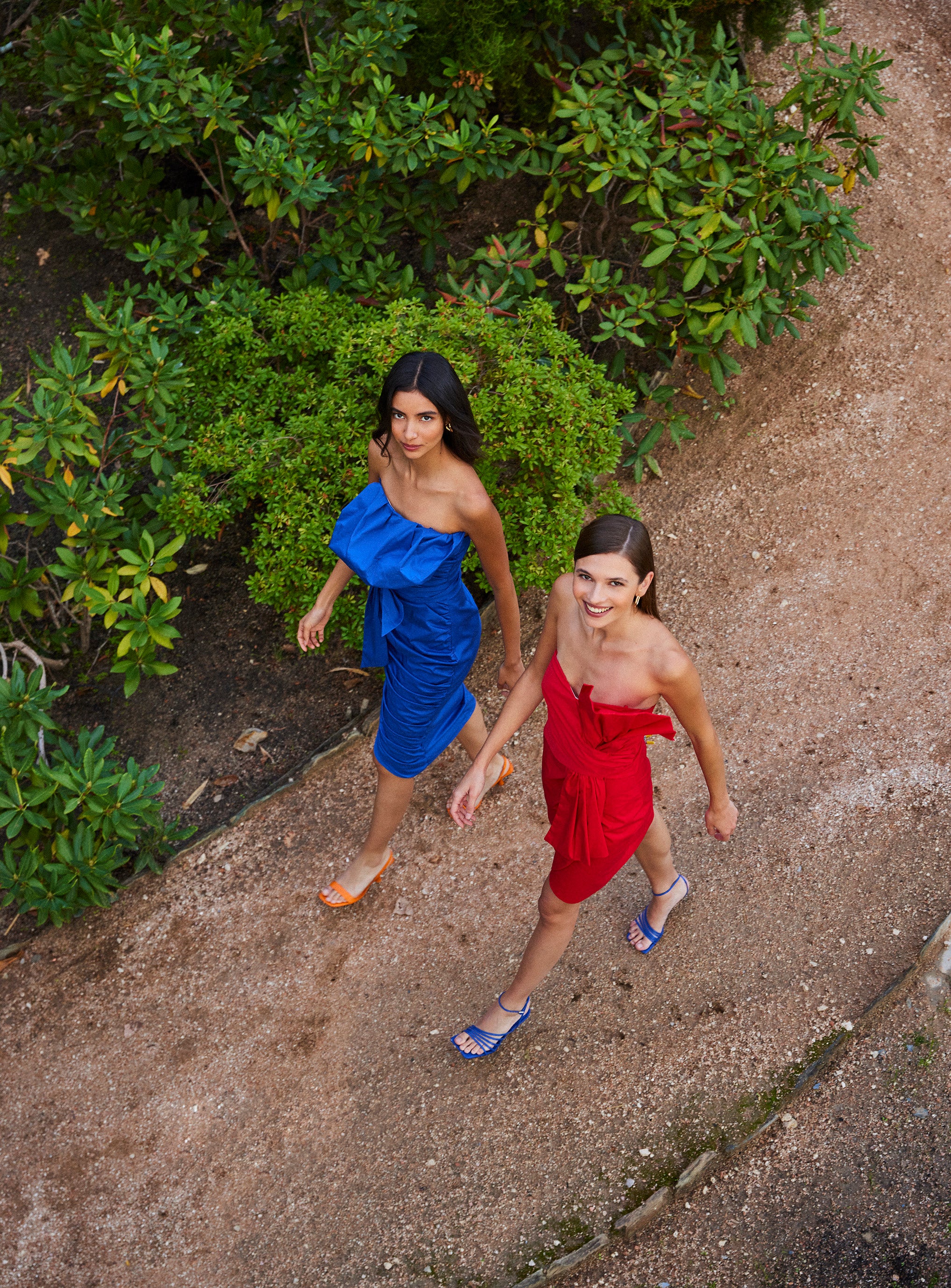 mioh | MARTA RED - Vestido corto invitada boda, fiesta y evento. Vestido corto de fiesta en popelín con lazo para ser la invitada de boda perfecta esta temporada Primavera Verano 2023. El popelín sigue siendo tendencia SS23, y es una de las señas de identidad de MIOH, la marca española de vestidos de invitada y fiesta de moda entre las influencers.