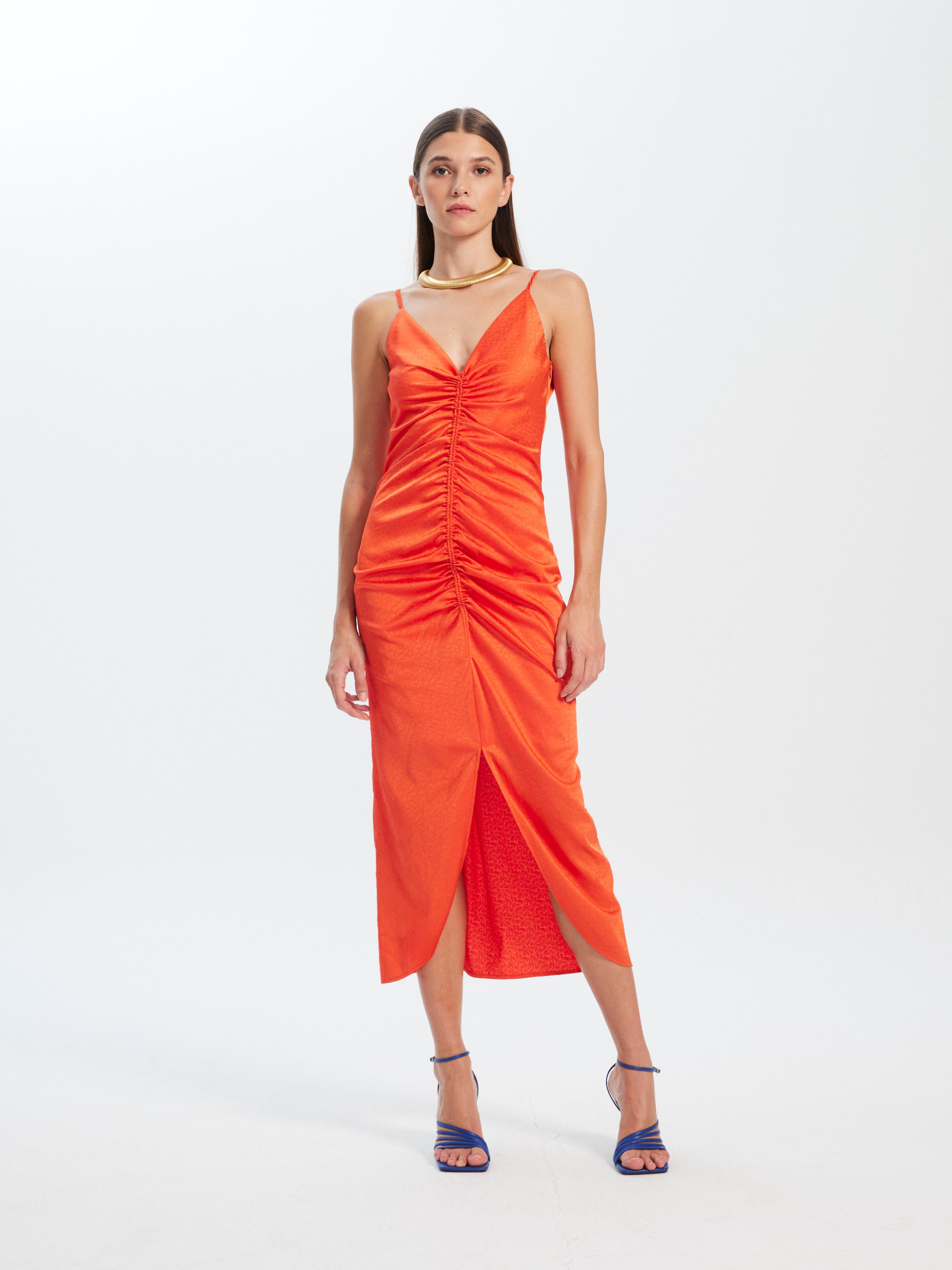 mioh | MATILDE ORANGE - Vestido largo midi invitada boda, fiesta y evento, nuestro vestido midi tirantes fruncido cordón jacquard naranja de fiesta para ser la invitada de boda perfecta esta temporada Primavera Verano 23. Pura tendencia SS23. MIOH marca española invitada