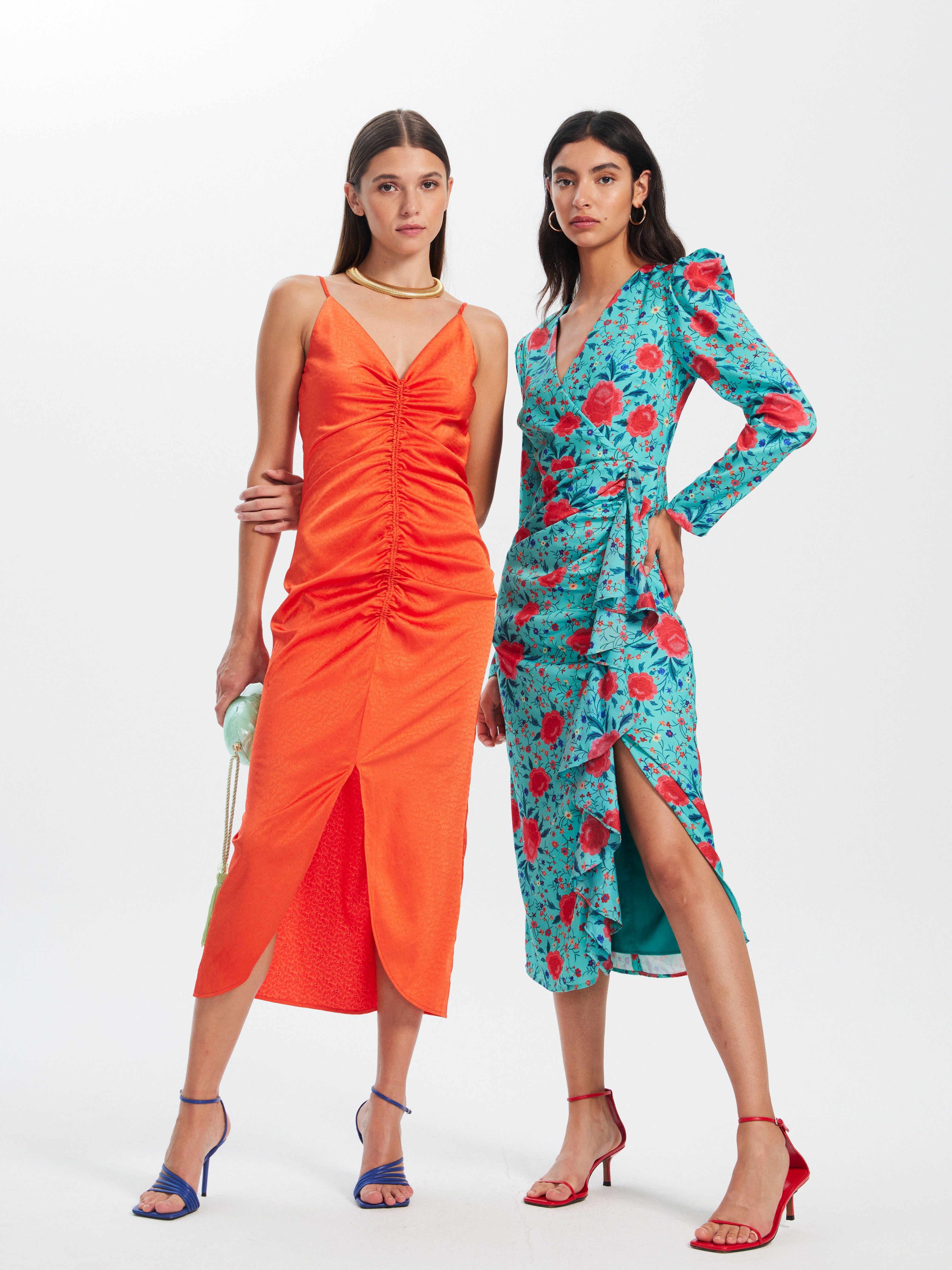 mioh | MATILDE ORANGE - Vestido largo midi invitada boda, fiesta y evento, nuestro vestido midi tirantes fruncido cordón jacquard naranja de fiesta para ser la invitada de boda perfecta esta temporada Primavera Verano 23. Pura tendencia SS23. MIOH marca española invitada