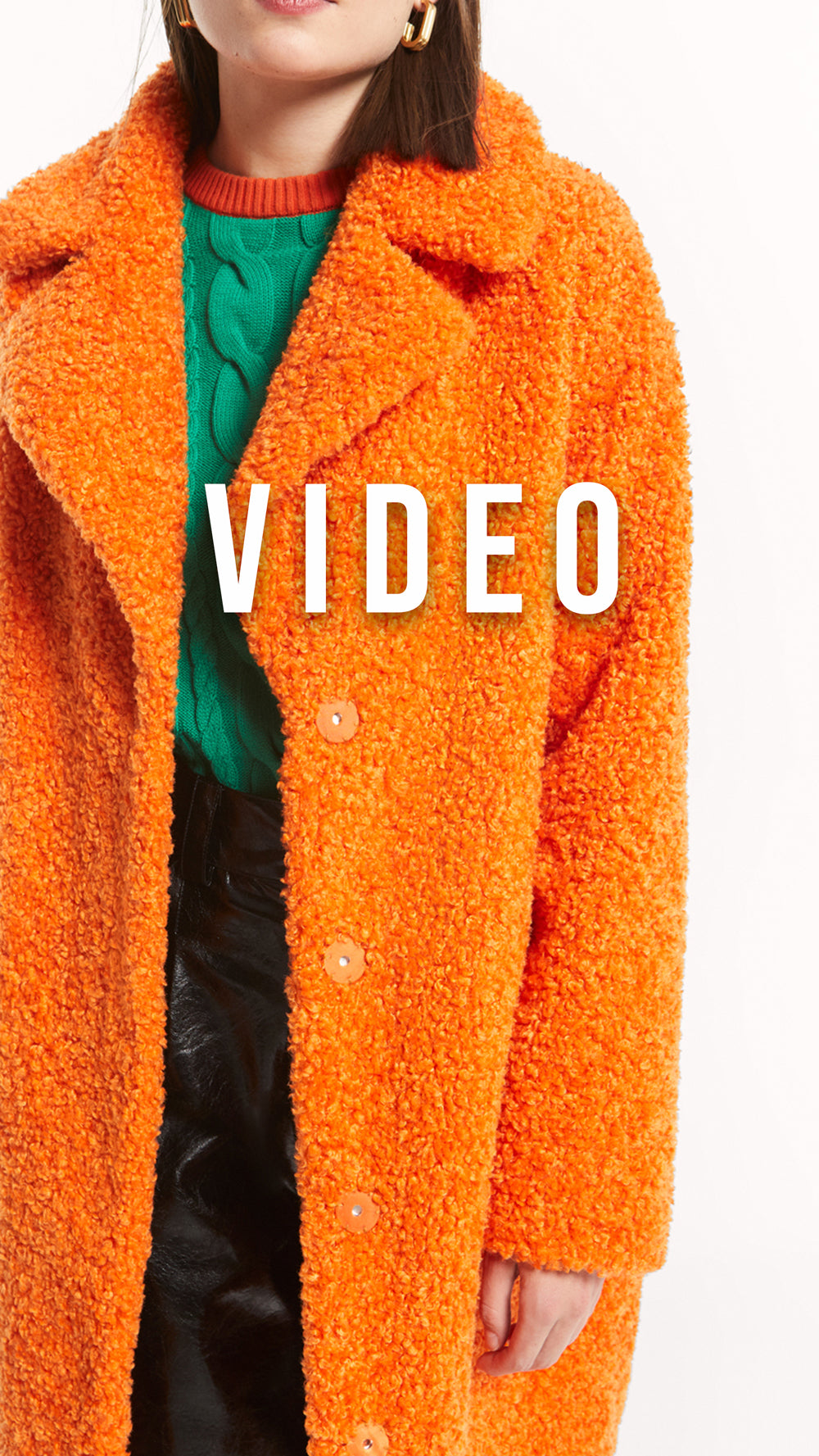 mioh | SOUND ORANGE - Abrigo teddy naranja faux fur. Descubre los abrigos de pelo sintético de MIOH para esta campaña Otoño Invierno 2022. Abrigan muchísimo, como los mejores abrigos de plumas. Este pelo es súper agradable y cómodo y da una imagen totalmente natural. Tienes que probártelos!